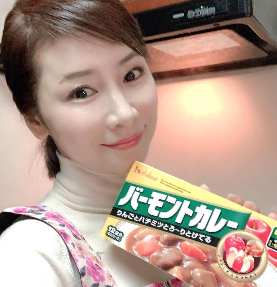 水谷雅子さんのインスタグラム写真 - (水谷雅子Instagram)「晩ごはんはハンバーグカレー🌠🍴 何だかんだ言って家族が一番好きなのはバーモントカレー🍛 #晩ごはん#リクエスト晩ごはん#dinner  #おうちごはん #ハウスバーモントカレー #中辛カレー#トッピング#ハンバーグ#なだ万ハンバーグ #サラダ #水谷雅子#水谷雅子beautybook50の私」12月3日 21時14分 - mizutanimasako