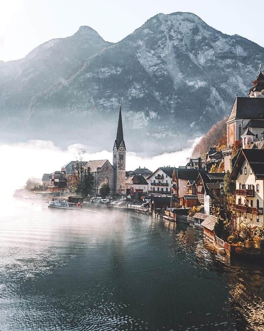 Discover Earthさんのインスタグラム写真 - (Discover EarthInstagram)「Hallstatt, Austria 🇦🇹, is one of the world's most beautiful villages. This was once a quiet place, off of the radar of many European visitors. However, in recent years, it has become one of the most popular places to visit in Austria. Spending one day in Hallstatt can be a wonderful experience. It is such an unbelievably spectacular place that even the Chinese have created a copy of the ancient salt mine village. Would you visit this place? — 📍 #DiscoverAustria — 📸 Photos taken by @travelwith_ru」12月3日 21時14分 - discoverearth