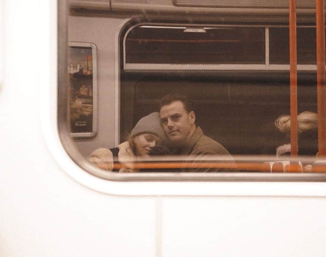 ケルシー・ロビンソンのインスタグラム：「Prague by train 🖤」