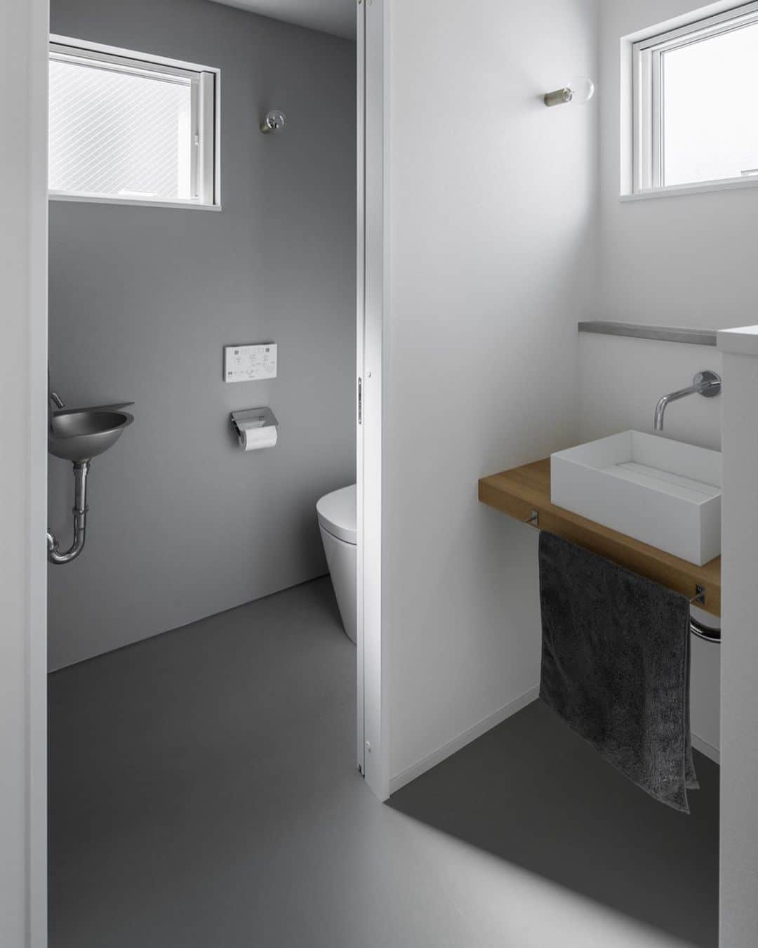 ルポハウス一級建築士事務所さんのインスタグラム写真 - (ルポハウス一級建築士事務所Instagram)「・ ・ ・ マットな質感のフロアで仕上げた、2階のサニタリースペース。 ・ グレーとスクエアな洗面器を組み合わせ、スタイリッシュな雰囲気を演出。 ・ ・ ・ 𓐌𓐌𓐌𓐌𓐌𓐌𓐌𓐌𓐌𓐌𓐌𓐌𓐌𓐌𓐌𓐌𓐌𓐌  ルポハウスの施工事例はこちらまで☞ @reposhouse  𓐌𓐌𓐌𓐌𓐌𓐌𓐌𓐌𓐌𓐌𓐌𓐌𓐌𓐌𓐌𓐌𓐌𓐌 #ルポハウス は#ちょっとかっこいい家 を"友人のために" という思いでつくっています。 一生に一度の#マイホーム。 「あなたにしかできない」×「ルポハウスだからできる」で、 私たちだけの#家づくり を思いっきり楽しんでみませんか？！ ・ ・ ・ #住宅 #注文住宅 #新築一戸建て #デザイナーズ住宅  #一級建築士事務所 #設計事務所 #洗面インテリア #トイレインテリア #田島ルーフィング #モルタライク #造作洗面台 #サンワカンパニー手洗器 #カワジュントイレットペーパーホルダー #トキワクロス #tmm742 #アクセントクロスグレー」12月3日 21時17分 - reposhouse
