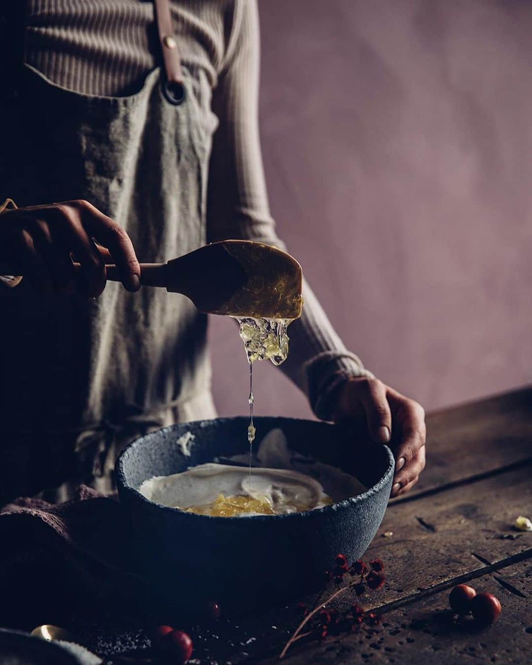 Our Food Storiesさんのインスタグラム写真 - (Our Food StoriesInstagram)「More photos from this delicious honey-cheesecake ice-cream with almond brittle and lingonberry jam🍧 Get the recipe on the blog guys, link is in profile. #ourfoodstories  ____ #icecreamlover #christmasrecipe #dessertlovers #christmasdessert #glutenfri #glutenfrei #glutenfreerecipes #glutenfreedessert #foodblogger #germanfoodblogger #foodstyling #foodstylist #foodphotographer #huffposttaste #fellowmag #simplejoys #honeyrecipes」12月3日 21時18分 - _foodstories_