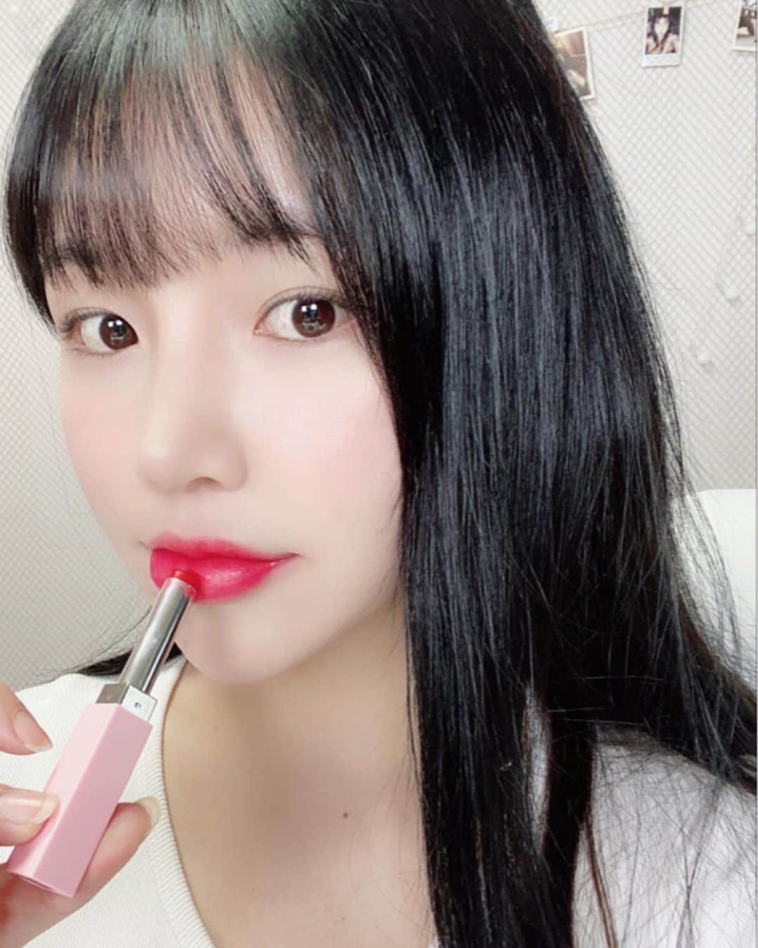hyeriのインスタグラム：「오늘첫눈이내려쩌여!!! 기분좋아서 바로 립스틱 지르기이이👍  제이에스티나 입스틱은 첨써보는데 내입술이 저렇게 촉촉햇나....싶을정도로 촉촉함👍  #혜리#첫눈#생일이니까#쇼핑데이#쇼핑 #요즘글로우 #요즘립스틱 #미러발색 #글로우립 #립스틱추천 #제이에스티나 #제이에스티나뷰티 #컬러바미러 @j.estina_beauty #AD」