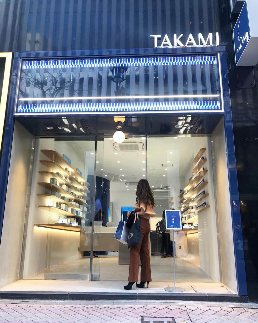 神崎恵さんのインスタグラム写真 - (神崎恵Instagram)「先程お話をしていた、興味深い話とは、 TAKAMIの路面店で受けることができる肌診断とスキンケアトレーニング。 メイクレッスンはあっても、スキンケアのレッスンてなかなか受ける機会がないもの。 自分の手の圧や洗顔の温度や、スキンケアのあれこれって、正解なのか改善する部分があるのかって、なかなかわからないからこそ、これは興味深いなぁと。 今の肌やスキンケアのカウンセリングを受け→理想の擬似肌を触りまくり→皮脂をはかり→角質状態をチェック→自分がどんな圧をかけて肌に触れているかをチェックし→肌温度を測って→自分の肌に合った洗顔のぬるま湯の温度を体験→泡のたてかたからスキンケアのやり方までくまなく教えてくれるという。 なんて面白いんでしょう。 余談ですが。。わたしは角質状態もスキンケア方法も手の圧もパーフェクトとお声をいただきました💯なんか。なんか。嬉しい。 当たり前なのですが。嬉しい。 褒めて伸ばしてくれるところがまた素晴らしい。 スキンケアを見直したい方。 スキンケアの答え合わせがしたい方。 ぜひ☺︎ #泡だて得意 #ふわふわのもっちもちの泡作れます スキンケアトレーニングは予約制。もちろん無料。直接お電話で予約可能です。 なんだかとても楽しかったので。話がながくなってしまいました🤭 こういう場所や機会が増えたらいいな。 TAKAMI GINZAは本日３日オープン。 #スキンケア #スキンケアトレーニング」12月3日 21時23分 - megumi_kanzaki