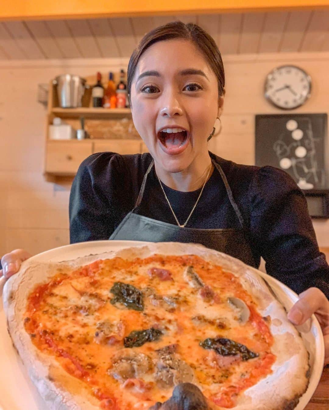 Kim Chiuさんのインスタグラム写真 - (Kim ChiuInstagram)「Touring alone in rome???? 🇮🇹 No problemo!!!!! Did pizza making italian way and more!!! 🍕 Watch my new video now up on my channel!!!! Link in my bio ☝🏻 #KIMadvenCHIUre #CHIUrista」12月3日 21時23分 - chinitaprincess