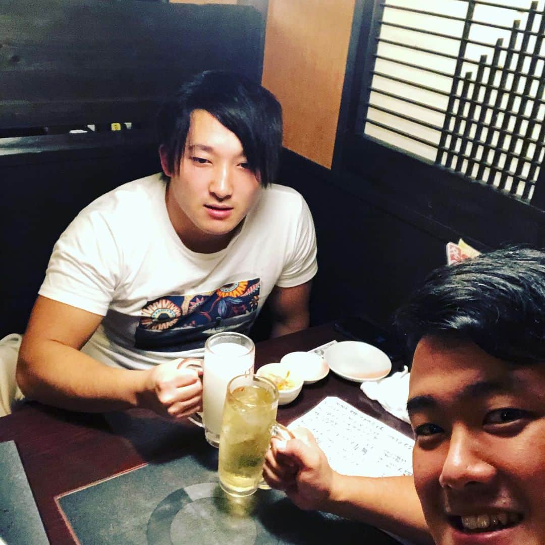 兵頭彰のインスタグラム：「今大人気のかっこいい人と飲んでます🍻 #同期 #ユウキ #イケメン」