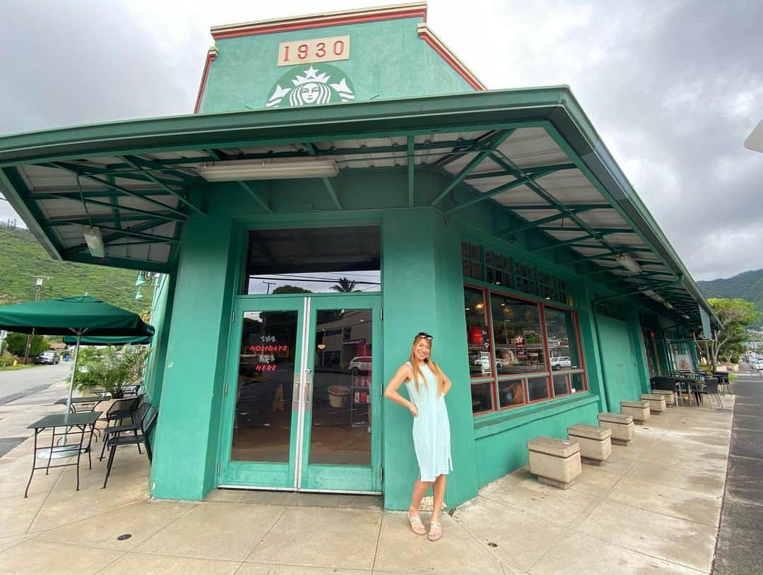 宮川杏奈さんのインスタグラム写真 - (宮川杏奈Instagram)「2軒目の#インスタ映え マノアのTiffanybuleのStarbucks☕️💕 . ここは挙式の時に時間がなくて フォトツアーに選んでたけど諦めた場所💦 だから本当に念願の場所で やっと行けて鼻血が出そうでした🥺笑 . かれこれ1時間弱いたwww 写真撮りまくって去年の無念を果たしました🤙🏽 . Hawaiiでしか飲めないメニューも飲めて あぁー本当に大満足🤤💕 . この後は海へ‼️ . #ティファニーブルー #Tiffanybule #ハワイフォト #ハワイフォトツアー  #Starbucks #Starbucksmanoa #ハワイ #thanksgiving #shopping #Hawaii #Honolulu #Waikiki #旅行 #女子旅 #ハワイ旅行 #ハワイ好き  #ハワイ好きな人と繋がりたい #ハワイグルメ #ハワイ旅行 #南国リゾート #hawaiistagram  #hawaiisbestphotos  #ブラックフライデー  #blackfriday  #パーソナルトレーナー #パーソナルトレーナーの生活 #トレーニング女子  #筋トレ女子  #杏奈とママの最幸女子旅」12月3日 21時33分 - an1221na