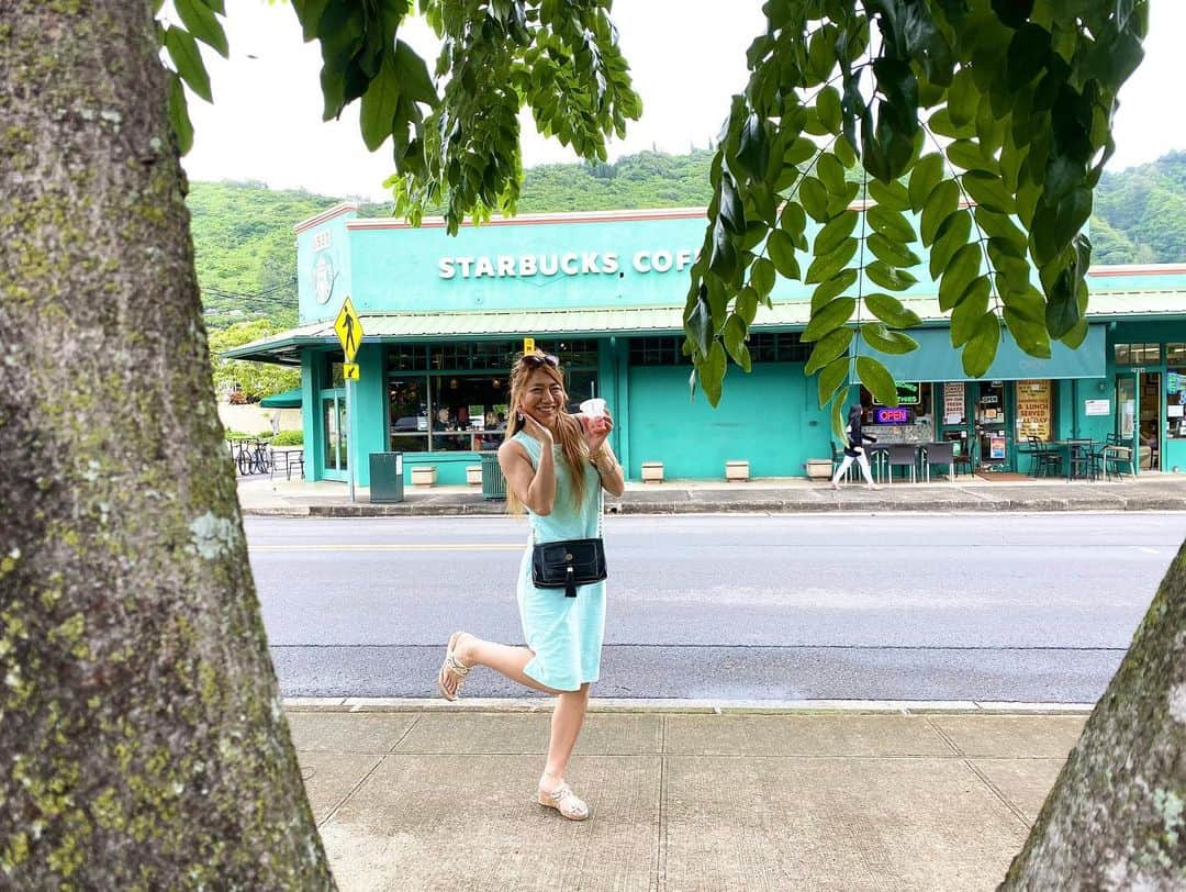 宮川杏奈さんのインスタグラム写真 - (宮川杏奈Instagram)「2軒目の#インスタ映え マノアのTiffanybuleのStarbucks☕️💕 . ここは挙式の時に時間がなくて フォトツアーに選んでたけど諦めた場所💦 だから本当に念願の場所で やっと行けて鼻血が出そうでした🥺笑 . かれこれ1時間弱いたwww 写真撮りまくって去年の無念を果たしました🤙🏽 . Hawaiiでしか飲めないメニューも飲めて あぁー本当に大満足🤤💕 . この後は海へ‼️ . #ティファニーブルー #Tiffanybule #ハワイフォト #ハワイフォトツアー  #Starbucks #Starbucksmanoa #ハワイ #thanksgiving #shopping #Hawaii #Honolulu #Waikiki #旅行 #女子旅 #ハワイ旅行 #ハワイ好き  #ハワイ好きな人と繋がりたい #ハワイグルメ #ハワイ旅行 #南国リゾート #hawaiistagram  #hawaiisbestphotos  #ブラックフライデー  #blackfriday  #パーソナルトレーナー #パーソナルトレーナーの生活 #トレーニング女子  #筋トレ女子  #杏奈とママの最幸女子旅」12月3日 21時33分 - an1221na