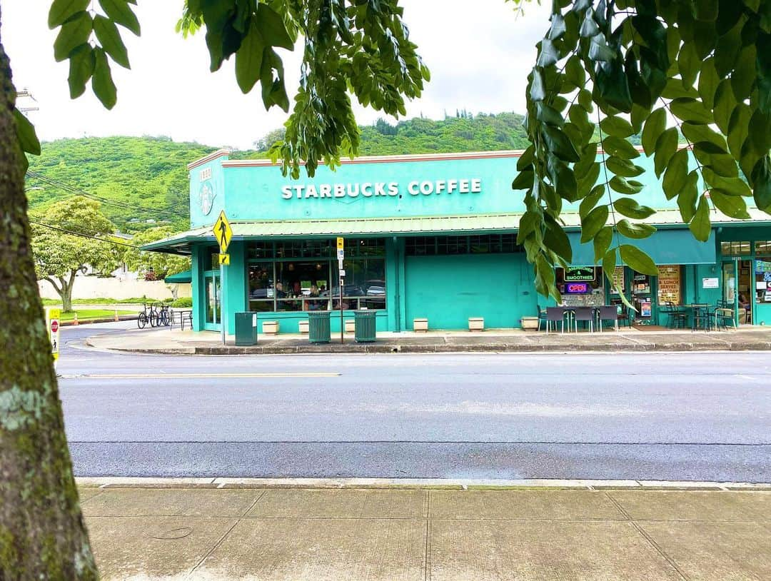 宮川杏奈さんのインスタグラム写真 - (宮川杏奈Instagram)「2軒目の#インスタ映え マノアのTiffanybuleのStarbucks☕️💕 . ここは挙式の時に時間がなくて フォトツアーに選んでたけど諦めた場所💦 だから本当に念願の場所で やっと行けて鼻血が出そうでした🥺笑 . かれこれ1時間弱いたwww 写真撮りまくって去年の無念を果たしました🤙🏽 . Hawaiiでしか飲めないメニューも飲めて あぁー本当に大満足🤤💕 . この後は海へ‼️ . #ティファニーブルー #Tiffanybule #ハワイフォト #ハワイフォトツアー  #Starbucks #Starbucksmanoa #ハワイ #thanksgiving #shopping #Hawaii #Honolulu #Waikiki #旅行 #女子旅 #ハワイ旅行 #ハワイ好き  #ハワイ好きな人と繋がりたい #ハワイグルメ #ハワイ旅行 #南国リゾート #hawaiistagram  #hawaiisbestphotos  #ブラックフライデー  #blackfriday  #パーソナルトレーナー #パーソナルトレーナーの生活 #トレーニング女子  #筋トレ女子  #杏奈とママの最幸女子旅」12月3日 21時33分 - an1221na