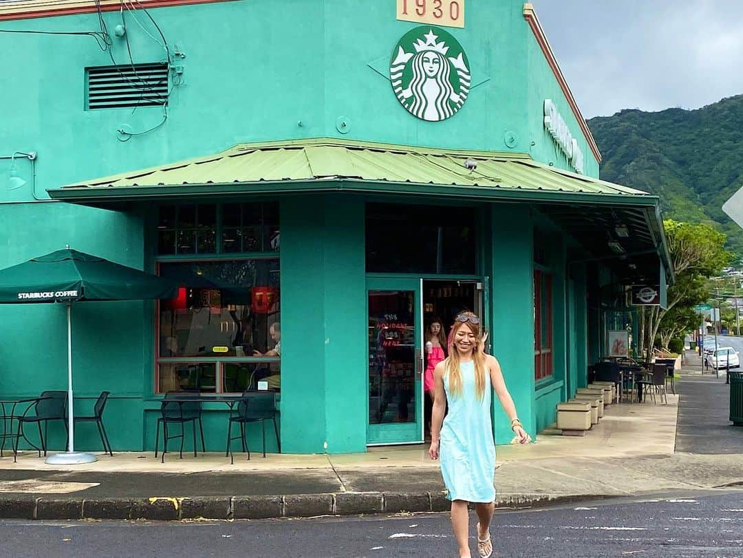 宮川杏奈さんのインスタグラム写真 - (宮川杏奈Instagram)「2軒目の#インスタ映え マノアのTiffanybuleのStarbucks☕️💕 . ここは挙式の時に時間がなくて フォトツアーに選んでたけど諦めた場所💦 だから本当に念願の場所で やっと行けて鼻血が出そうでした🥺笑 . かれこれ1時間弱いたwww 写真撮りまくって去年の無念を果たしました🤙🏽 . Hawaiiでしか飲めないメニューも飲めて あぁー本当に大満足🤤💕 . この後は海へ‼️ . #ティファニーブルー #Tiffanybule #ハワイフォト #ハワイフォトツアー  #Starbucks #Starbucksmanoa #ハワイ #thanksgiving #shopping #Hawaii #Honolulu #Waikiki #旅行 #女子旅 #ハワイ旅行 #ハワイ好き  #ハワイ好きな人と繋がりたい #ハワイグルメ #ハワイ旅行 #南国リゾート #hawaiistagram  #hawaiisbestphotos  #ブラックフライデー  #blackfriday  #パーソナルトレーナー #パーソナルトレーナーの生活 #トレーニング女子  #筋トレ女子  #杏奈とママの最幸女子旅」12月3日 21時33分 - an1221na