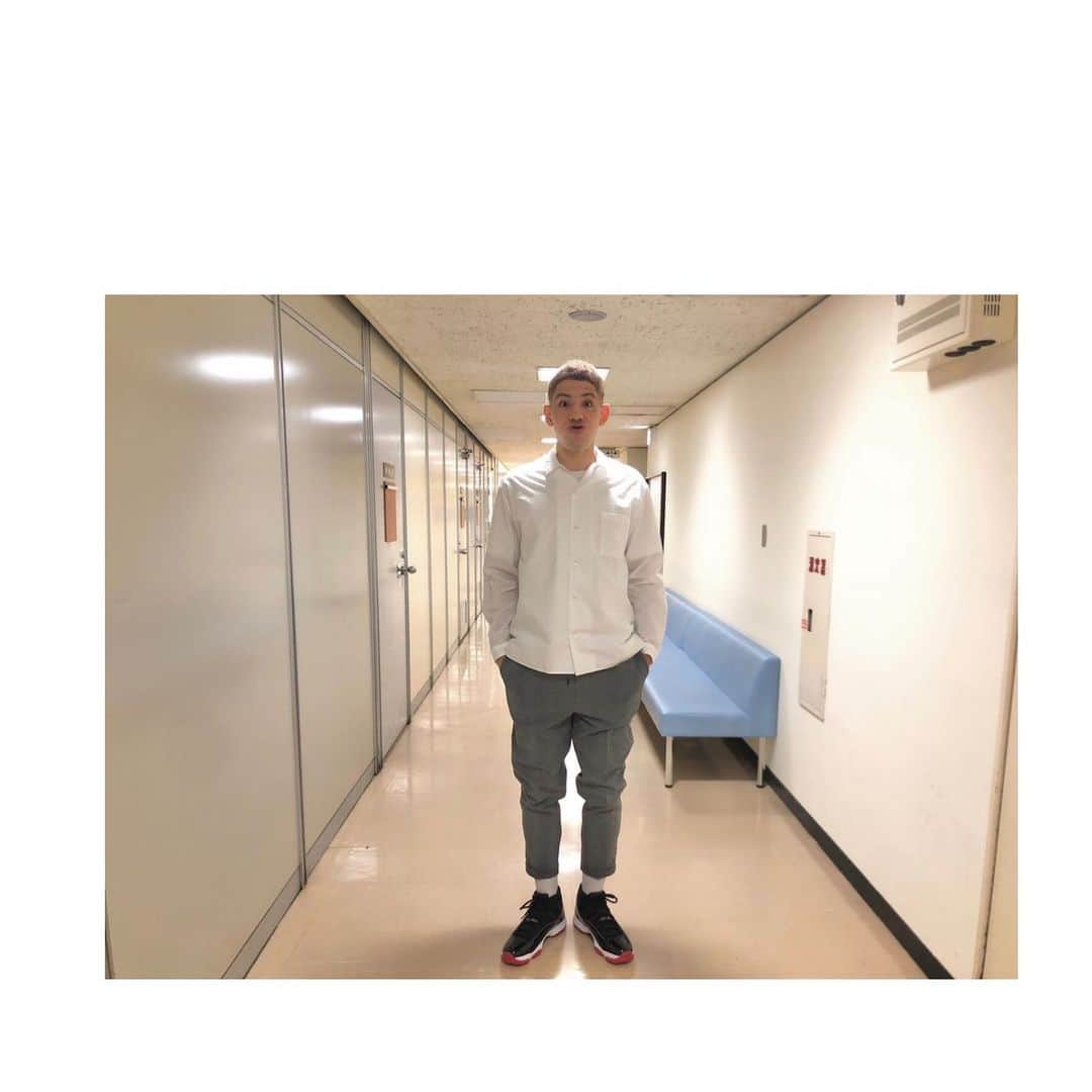 ベンドラメ礼生のインスタグラム：「2019.12.03 . . みんな大好き　#aj11  ドレスアップしてバシッと決めたいなって時 足元は#aj11 装備してけば、とりあえずは合格よ。 . オンコート・オフコート　どちらでも ゴリゴリ活躍してくれる。 . . 12月14日　9:00より販売開始 オンラインショップ SNKRSにかじりつけ。 . . #aj11 #jumpman #ジョーダン　#aj11bred」