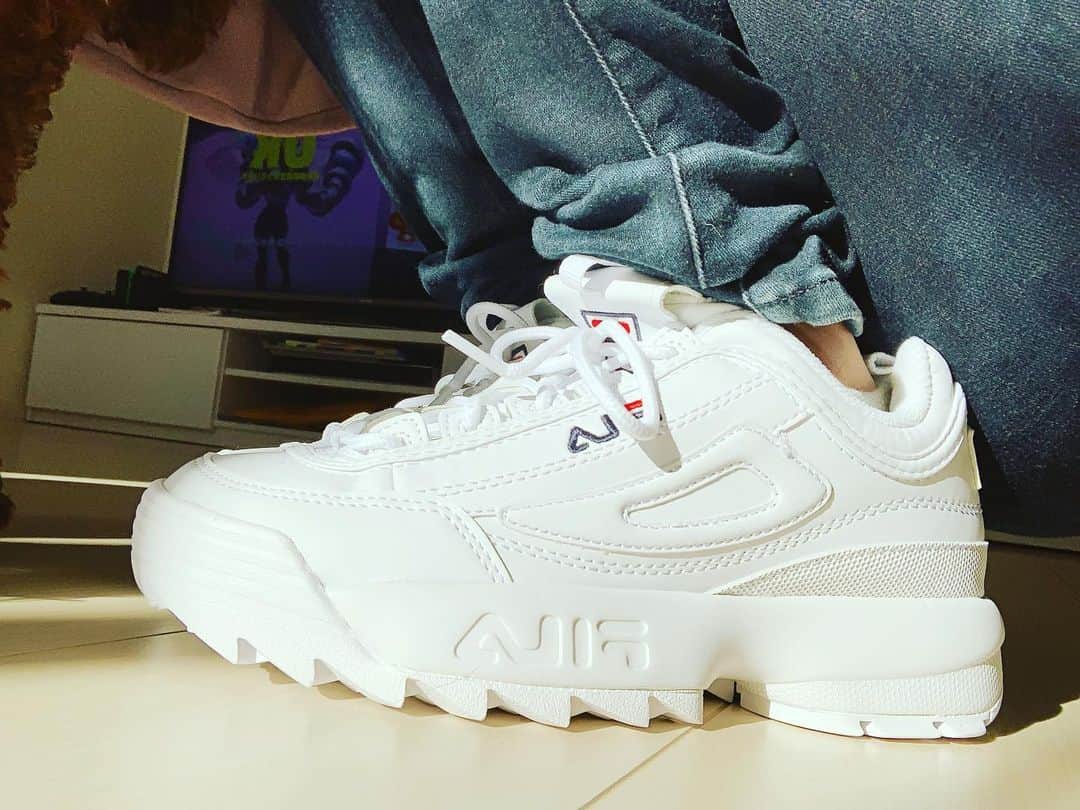町田亜里香のインスタグラム：「New sneaker👟♡ ずっと欲しかったFILAのスニーカー🥺 安くてポチってしまいました🤣👏 んー！やっぱり可愛い🥰❤︎ . . 神戸レタスで買ったんだけど、 もう在庫なしでした（ ; ; ）。 . . #スニーカー #sneakers #filashoes  #fila #フィラ #フィラスニーカー  #filaスニーカー　#ママ #ママコーデ  #ホワイトシューズ #白スニーカー」