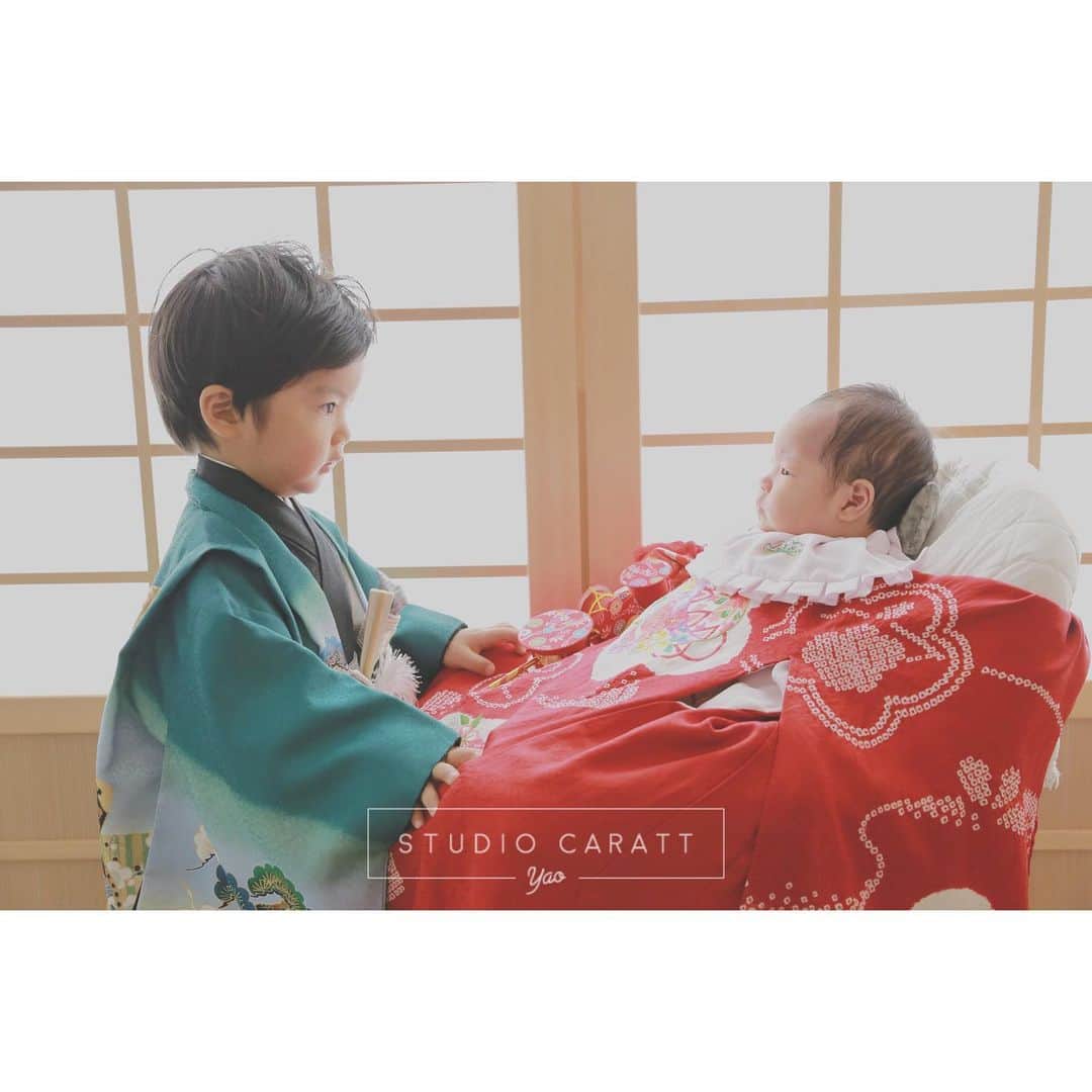 のインスタグラム：「. . \ \ #見つめ合い… ❤︎*/ / . . . . #stadiocaratt #photostudio  #スタジオキャラット#写真館 #スタジオキャラットアリオ八尾店 #大阪#八尾#アリオ八尾#記念撮影 #和装 #着物 #産着 #お宮参り  #babygirl #boy#兄妹 #cawaii  #babyphoto#cute#smile#photooftheday #instagood#ig_japan #instalike #photography #photo #photooftheday」