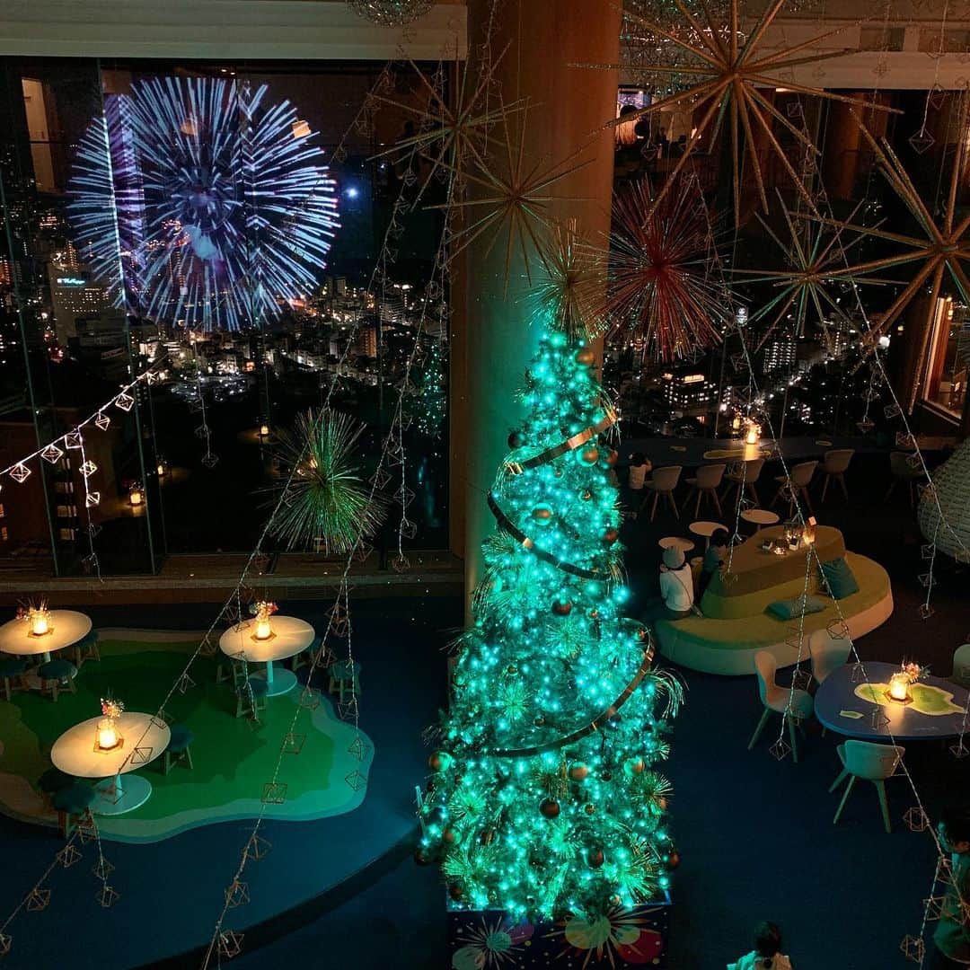 【公式】星野リゾート　リゾナーレさんのインスタグラム写真 - (【公式】星野リゾート　リゾナーレInstagram)「リゾナーレ熱海では、熱海名物「花火」をテーマにしたクリスマスイベント「花火クリスマス」がスタートしました！シンボルは、花火オーナメントが飾られたクリスマスツリー。毎日19:00〜は、吹き抜けの窓に広がる花火の映像も合わせて楽しむことができます。 #星野リゾートリゾナーレ#星野リゾートリゾナーレ熱海#旅行#絶景#静岡#花火クリスマス#クリスマスツリー#花火#冬#フォトリゾナーレ#家族の想い出#記念#女子旅#hoshinoresorts#hoshinoresortsrisonareatami#hoshinoresortsrisonare#travel#shizuoka#winter#japan#christmas#familytrip#christmastree」12月3日 21時41分 - hoshinoresorts.risonare