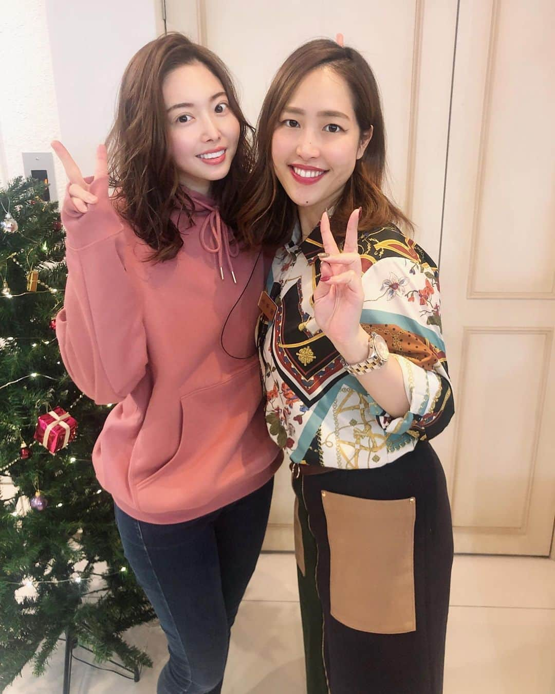 松田唯花さんのインスタグラム写真 - (松田唯花Instagram)「ヘアカラーや髪の長さについて質問いただいたので✨ 11月中旬に『FORTE表参道店』の平田あすかちゃんに髪の毛をキレイにしてもらいました💇‍♀️私のホームなので眉と色付きリップだけ。パーカーにジーンズという楽チンスタイル👖 * カラーは毎回少し違うのだけど、 徹底しているポイントは3つ！ ☑︎髪も肌もキレイに見えること ☑︎静止しているときはもちろん、髪が動いているときも透き通るような透明感があること ☑︎くすみ色にしないこと  静止しているときよりも動いているときの方が他人に見られていると思うので、静の自分と動の自分に合うヘアカラーにしています✨  この髪色はベージュをベースに、ラベンダーとちょっぴりピンクを混ぜてもらいました💜明るさは9トーンくらいかな💡 * 1か月〜1か月半に一度、ヘアカラーをしに行っています💇‍♀️次はクリスマスくらいに行こうかな🎄 * 私のSNSを見てFORTE表参道店の平田さん指名で行ってくれた人が何人かいるようで嬉しいです😊 「ゆいかのSNSを見た」と伝えると、5分くらいでできる簡単ヘアアレンジを無料でやってくれるそうなのでぜひ🙌 普通はお代をいただくメニューなのに無料だなんて。太っ腹すぎるよね、平田さん😳  #forte #omotesando #hair #haircolor #hairstyle #gu #uniqlo #ヘアカラー #ヘアスタイル #表参道 #フォルテ #フォルテ表参道店 #髪色 #モテ髪 #ジーユー #ユニクロ #プチプラコーデ」12月3日 21時53分 - yuika_matsuda.official