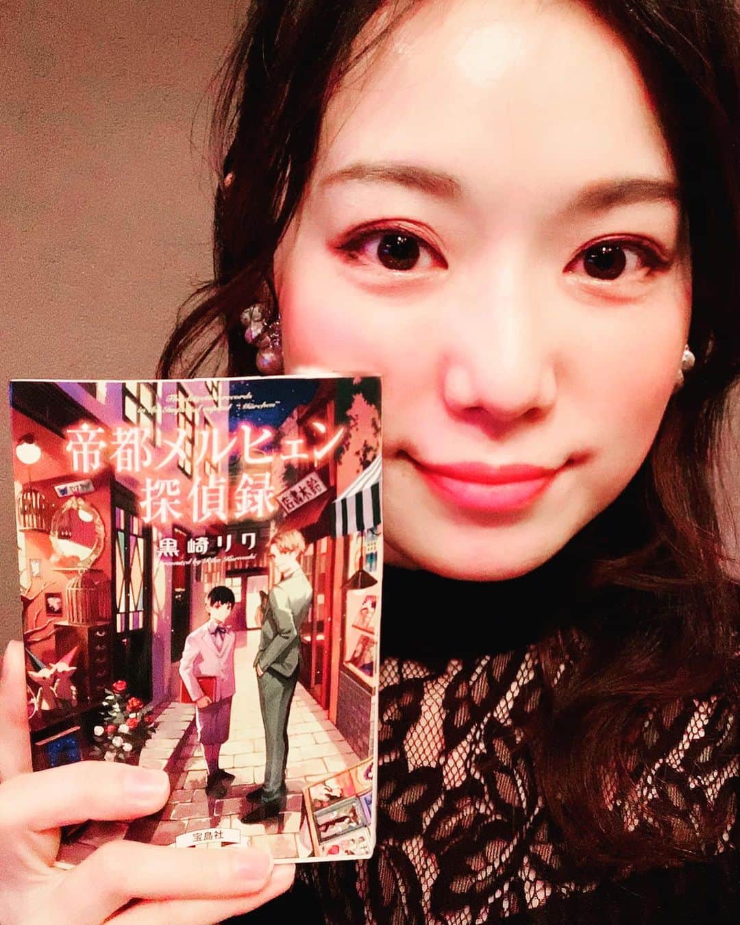 愛純もえりのインスタグラム：「情報解禁です🌟 以下、ながーいけど笑　読んでね✌️ ちなみに、私の役どころは、 『舞台女優を目指す勝気な新人歌手』です❤️ 新人の(強調)新人の歌手です❣️ 宜しくお願いします❗️ . . . . . CLASSICAL ROCK MUSICAL 「帝都メルヒェン探偵録～幽霊屋敷のブレーメン～」 【原作・原案】黒崎リク「帝都メルヒェン探偵録」（宝島社） 【脚本・演出】林将平 【日程】2020年1月29日(水)～2月2日(日) 【劇場】池袋BIG TREE TEATER ■JR線・埼京線・東武東上線・西武池袋線・地下鉄丸の内線・有楽町線 「池袋駅」南改札より地下通路（西武デパート側）39番出口 徒歩約2分 ＜SCHEDULE＞ 2020年 1月29日（水）19:00～ 1月30日（木）19:00～ 1月31日（金）14:00～★／19:00～ 2月1日（土）13:00～／18:00～★ 2月2日（日）13:00～／17:00～ ※★印は終演後にアフターイベントを開催します。 ※受付開始は開演の60分前、 開場は開演の30分前となります。 ※上演時間は約120分を予定しております。 ※未就学児のお子様のご入場はお断りさせて頂いております。 ＜STORY＞ これから語る物語は、僕らが解決した事件の一つである。  舞台は、伝統とモダンが、新たな市民文化を花開かせる帝都。  ドイツ人の母を持つ華族の青年・千崎理人（せんざきまさと）は、職を得ようと訪れたサロンで、謎の美少年と出逢う。  少年は、理人の望み――職と住まいを用意する代わりに、グリム童話に擬えた『名前当て』の賭けを持ち掛け……。と、これはまた別のお話。  とある日――千崎と美少年・カホルは明治末期に活動した窃盗団「音楽隊」と、その手口を模倣する強盗団の話をカフェー・グリムで耳にする。 ちょうど同じ頃、新人画家・宇崎善太郎（うざきぜんたろう）と新人音楽家・吉永侑哉（よしながゆうや）に出会い「幽霊屋敷」の怪談話を聞いた一行は屋敷へ…そこで巻き起こるのは… ―――幽霊屋敷×音楽隊×探偵録――― ネット小説大賞を受賞したあの「帝都メルヒェン探偵録」がミュージカル化！ 著者・黒崎リクによる舞台版オリジナルストーリーでおくる新感覚クラシカルロックミュージカルをその五感で体験せよ…！」