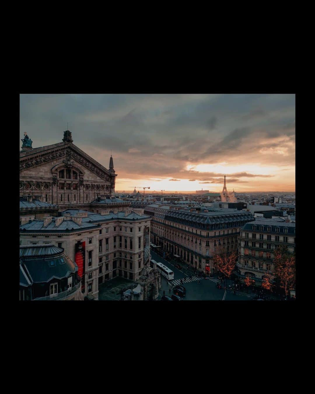 Putri Anindyaさんのインスタグラム写真 - (Putri AnindyaInstagram)「The fourth day // ⁣ ⁣ 3 degrees didn’t bother me yesterday. Probably the fact that I’m in my favorite city with my favorite people, the cold feel less painful. I wanted to visit this place that I’ve been visiting a lot and never get bored of the sight. Especially since they renewed the terrace with the transparent glass so you could see the view of Paris skyline better, for free. I took that moment of golden light in the cloudy day with the new #realmeX2Pro from @realmeindonesia ⁣ So here are the photos that I took with 64mp and also the optical zoom #FullSpeedFlagship #DareToLeap」12月3日 22時05分 - puanindya
