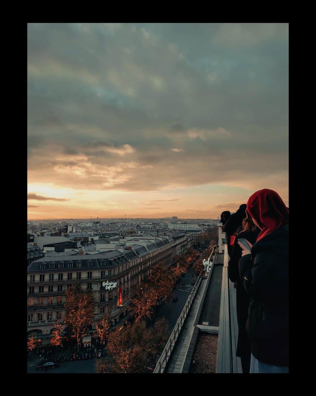 Putri Anindyaさんのインスタグラム写真 - (Putri AnindyaInstagram)「The fourth day // ⁣ ⁣ 3 degrees didn’t bother me yesterday. Probably the fact that I’m in my favorite city with my favorite people, the cold feel less painful. I wanted to visit this place that I’ve been visiting a lot and never get bored of the sight. Especially since they renewed the terrace with the transparent glass so you could see the view of Paris skyline better, for free. I took that moment of golden light in the cloudy day with the new #realmeX2Pro from @realmeindonesia ⁣ So here are the photos that I took with 64mp and also the optical zoom #FullSpeedFlagship #DareToLeap」12月3日 22時05分 - puanindya