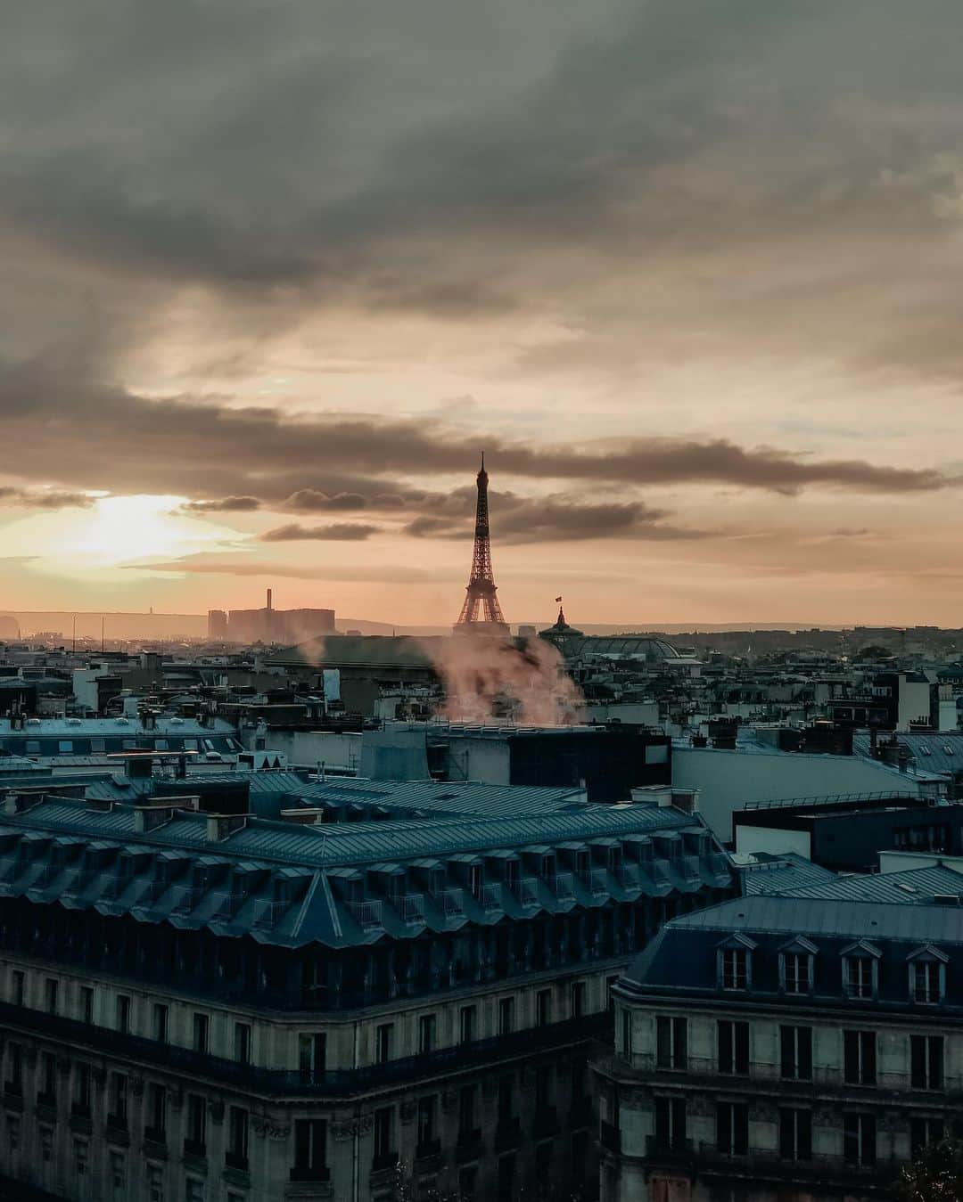 Putri Anindyaのインスタグラム：「The fourth day // ⁣ ⁣ 3 degrees didn’t bother me yesterday. Probably the fact that I’m in my favorite city with my favorite people, the cold feel less painful. I wanted to visit this place that I’ve been visiting a lot and never get bored of the sight. Especially since they renewed the terrace with the transparent glass so you could see the view of Paris skyline better, for free. I took that moment of golden light in the cloudy day with the new #realmeX2Pro from @realmeindonesia ⁣ So here are the photos that I took with 64mp and also the optical zoom #FullSpeedFlagship #DareToLeap」