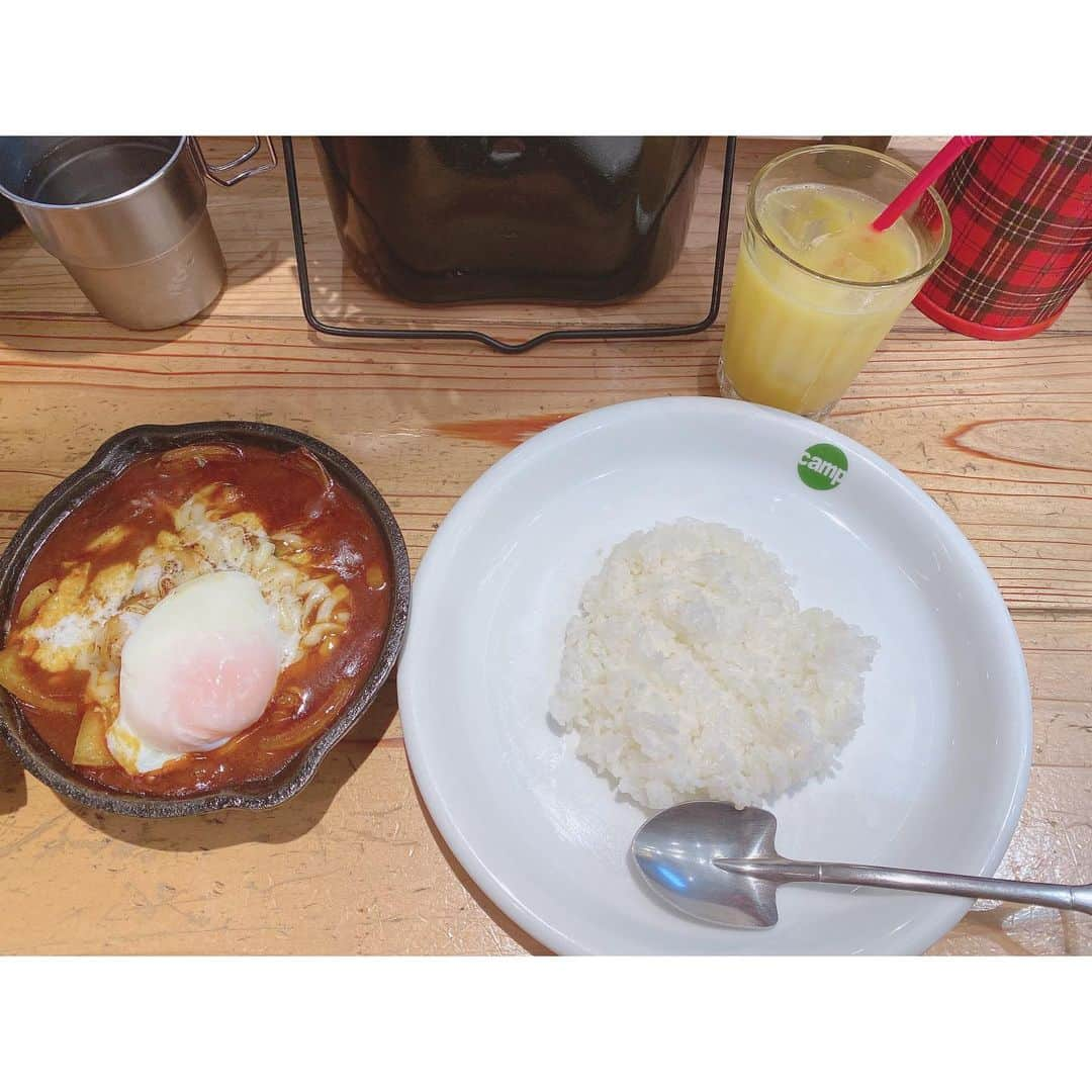 馬場彩華さんのインスタグラム写真 - (馬場彩華Instagram)「☁*° . . ママさんとランチ🍽 . カレー美味しかった〜 . 博多駅のOIOIにある #camp っていうお店です☁ お水が水筒に入ってたりスプーンがスコップの形だったり 店内もとっても可愛かった\♥︎/ . .  #博多ランチ  #福岡ランチ #カレー #キャンプ」12月3日 22時05分 - s2yklo