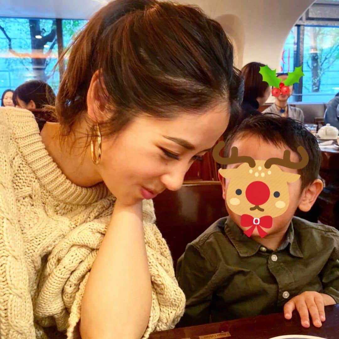 片山麻紀子さんのインスタグラム写真 - (片山麻紀子Instagram)「. これは息子とガトーショコラを分けっこして食べるのが楽しくて、デレデレしている時の写真。笑 . . （娘とはまだ食事中にデレデレするほどの余裕が一切なく、いつもアワアワしています） . . この時のニットのDMを沢山頂きました🧶﻿ ﻿ 一目惚れで購入した 今季の @isook_official です！﻿ ﻿ もう一枚の @isook_official のニットのご質問もあったのですが﻿あまりちゃんとうつってなくて。。 もう一度いまストーリーします！ ﻿ DMのお返事は全部に全然できてなくて そしてとにかく遅くてごめんなさい…﻿ ﻿ このオーバーサイズのニットは今度下にレギンスとスニーカーで合わせてディズニーランドに行きたいと思っています🏰✨（超具体的）﻿ ﻿ ストーリーのニットも絶妙な私のタイプな色で﻿ 素材が上品なのでとっても重宝しています。﻿ ﻿ 色違いが欲しいくらい！！﻿ あったかな？なかったかな？﻿ ﻿ わかりやすく撮れたらupしますっ🐿﻿ っていつになる事やら。﻿ ﻿ ﻿  #Xmas終わる前に #パパスカフェにもう一度行きたい #アイスー #isook」12月3日 21時57分 - akiko810k
