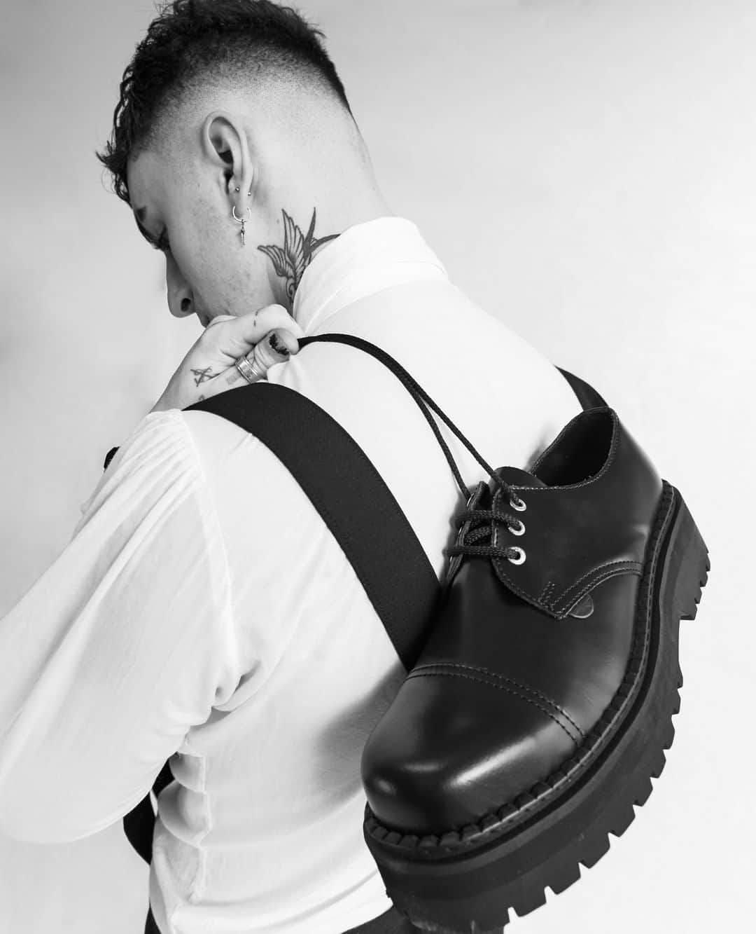 のインスタグラム：「The Original Steel Cap- this is the Tracker Shoe on a Double sole. Available in single , double and triple sole options, leather or Vegan friendly and Algender⁠ ⁠ ⁠ #UndergroundEngland #UndergroundShoes #Undeground #SteelToe #SteelToeBoots #SteelCaps #SteelCapBoots #LaceUpBoots #algender#Comabtboots #militaryboots #grungeboots#Steel cap boots #steel caps#combat boots#grunge boots#military boots#leather boots」