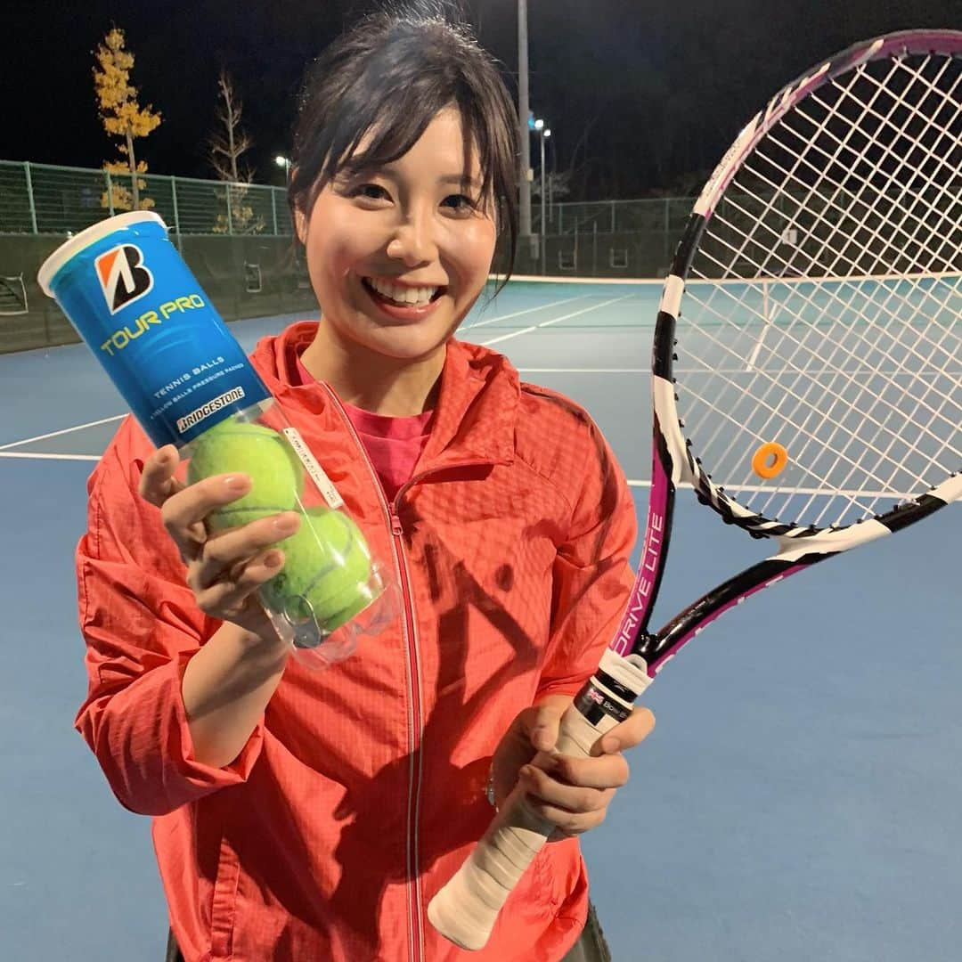 山﨑真依さんのインスタグラム写真 - (山﨑真依Instagram)「＊ 仕事終わりにテニス🎾 ＊  気持ちいい汗をかきました😄💦 ＊  やっぱり私はロブスマでスマッシュ打ってからの方が、 サーブの調子が圧倒的にいい^ ^ ＊  何もしない寝るだけのオフ時間も大好きだけど、 最近珍しく、 少し予定をつめてみています。 ＊  冬眠しないように。笑笑 ＊  明日は朝から一日ロケ… 頑張りまーす😊💕 ＊  #ほーなん #テレビ愛媛 #アナウンサー #テニス #砥部 #運動公園 #前衛 が好き。 #ボレー だけやってたい。笑 あ、#スマッシュ も。好き。」12月3日 22時02分 - yamasaki_mai0215