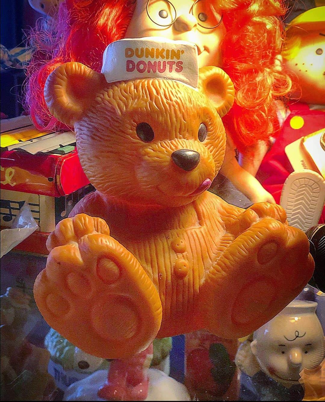 大川知英のインスタグラム：「93'sDUNKIN' DONUTS Hard Plastic BEAR Piggy Bank🍩 はい👁可愛いー👨🏽‍✈️うぴ🤡 #dunkindonuts #bear#piggybank  #93s#はい可愛い#ponchiさんとお揃にした #はらどーなつが好物#amecajiboys  #takatsubase#アメトイ部キャプテン」