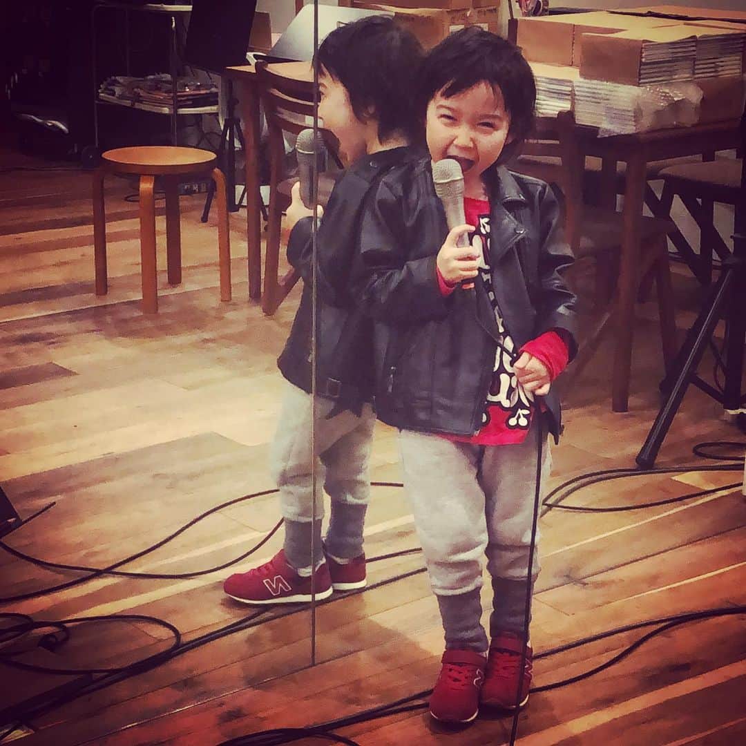 KOKIAのインスタグラム：「I bet he is my son!! Love to sing! #tokyo #japan #japon #kokia #photography #歌手 #コキア #insta #art #beautiful #picoftheday #follow #女性 #ソングライター #photooftheday #woman #jmusic #ボーカリスト #singer #songwriter #jpop #vocalist #voice #声 #ライブ #live #綺麗 #日本 #studio」