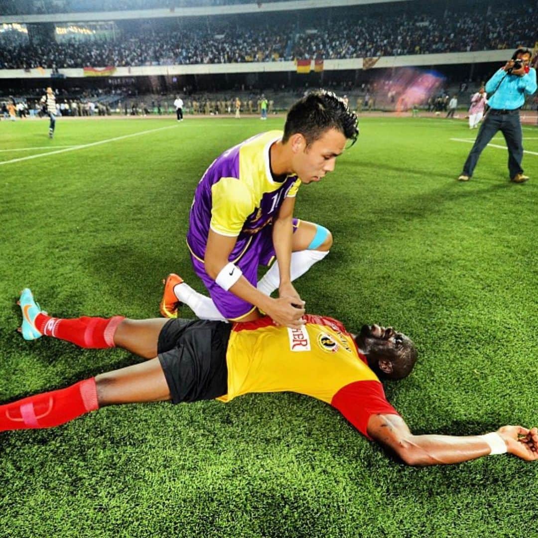 ヴィンセント・ケインのインスタグラム：「Throw back, final whistle winning the IFA Shield in India in front of 60,000 fans. 2 time champion 😏😉 #kingfishereastbengal #prayagunited #ifashield #india #football #champion #throwback」