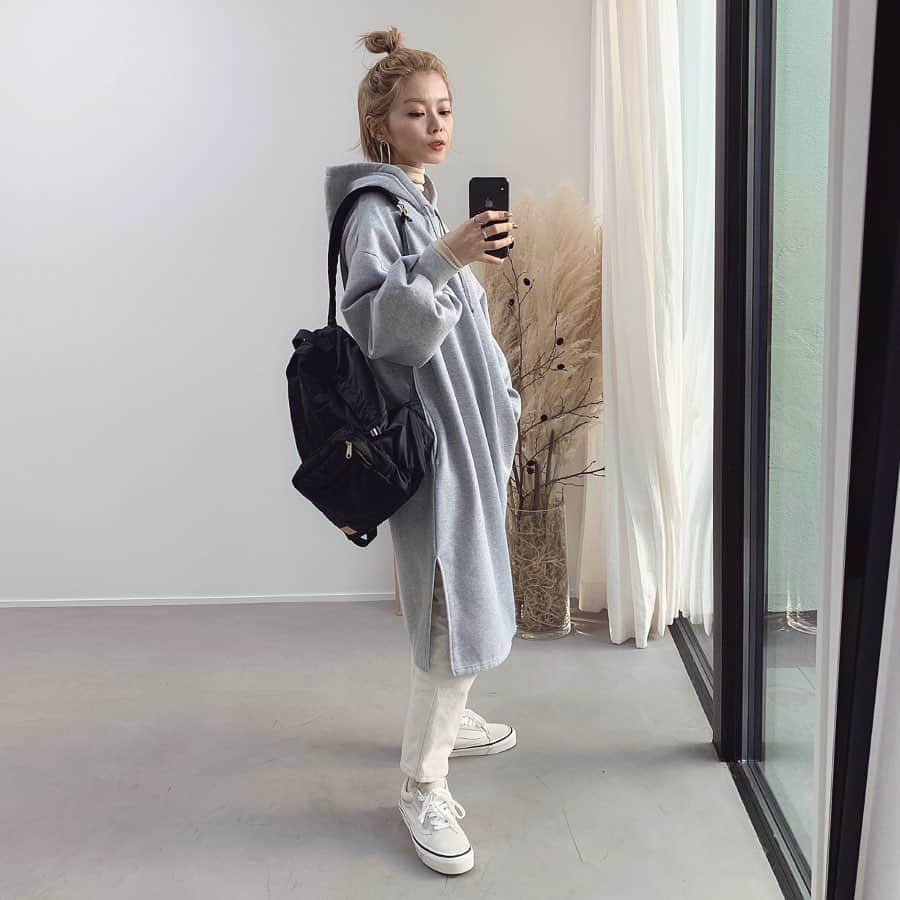 CONFIDENCE akinaのインスタグラム：「・ 撮影こーで🦙 最近グレーコーデも気になるる🥺♡ ・ ・ 明るめにカラー入れてもらうと やっぱり髪の毛あっとゆー間に ぱっきんきんやから 明日染め直してくる‼︎ 私の頭皮がんばれ‼︎♡← ・ ・ #cft_code  #ショートボブ #ショートヘアアレンジ #ショートヘア #ショート #シンプルコーデ #ラフコーデ #パーカー #パーカーコーデ #パーカー女子 #パーカーワンピ #スウェットコーデ #スウェット #パーカーワンピ #グレージュ #グレーコーデ #ワントーンコーデ #スニーカー #スニーカー女子 #スニーカーコーデ #スニーカー好きな人と繋がりたい #スニーカー好き #vans #オールドスクール #通勤コーデ #通勤スタイル #アラサーコーデ #アラサーファッション #ママコーデ #冬コーデ #冬服コーデ」