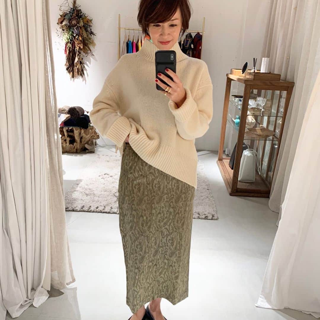 のインスタグラム：「12/5 thu 12:00〜18:00 @outersunset_official 南青山店で、数量限定でスカートを販売します。 全ての生地をParisで買ってきて、OUTERSUNSET 2019awで人気のLeopard skirtと同じデザインでつくっています。私自身も何を選ぶか悩み中… ぜひ遊びに来てください  #outersunset #アウターサンセット  #辺見えみり」