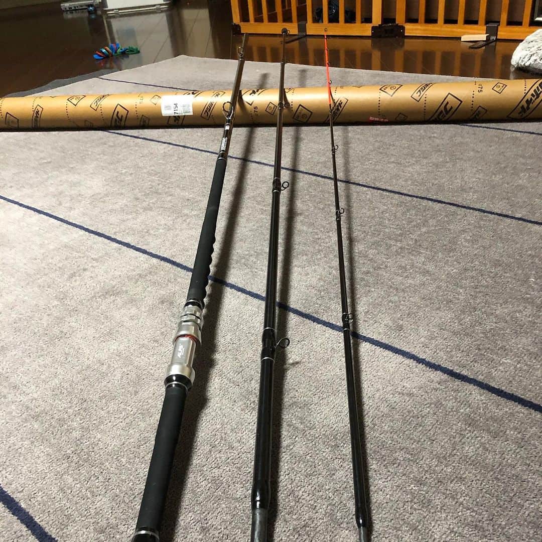 和田 一浩のインスタグラム：「SABLOのイクシーク石鯛竿が来ました。ben5の名前入り。全部オーダーです。70オーバーの石鯛釣るぞ！ #SABALO  #イクシーク　#石鯛竿　#和田一浩」
