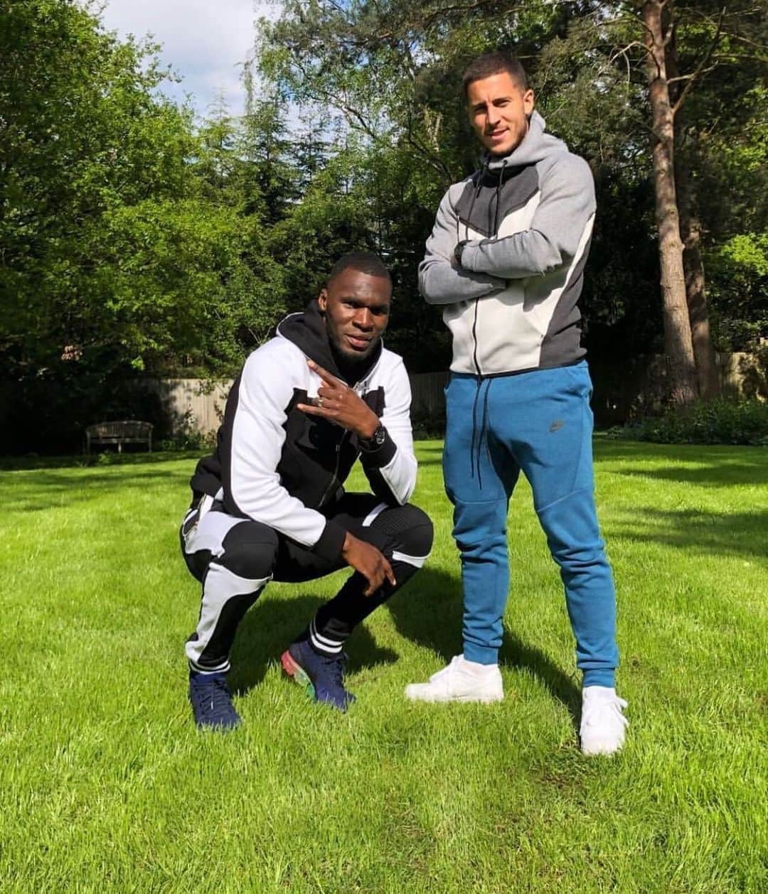 エデン・アザールのインスタグラム：「🎂 Happy birthday brother @christianbenteke Joyeux anniversaire bro 😉  #birthday #friends」