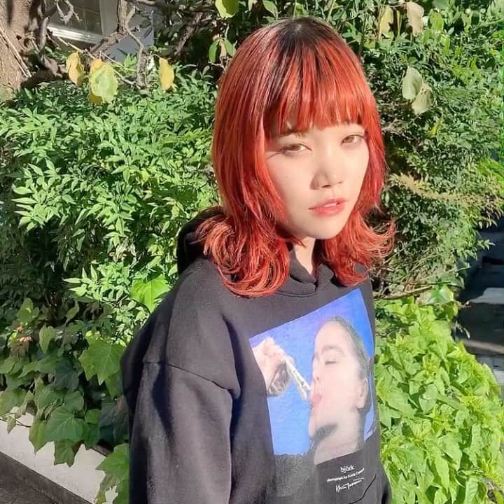 高橋有紀のインスタグラム：「朝はかわいいチッチの取材のヘアメイクで（みんなに愛でられまくる撮影だした👶）そのあとにまたオレンジガーネットに戻しました🍊　 #lysa_yuki #セントチヒロチッチ  #bish」