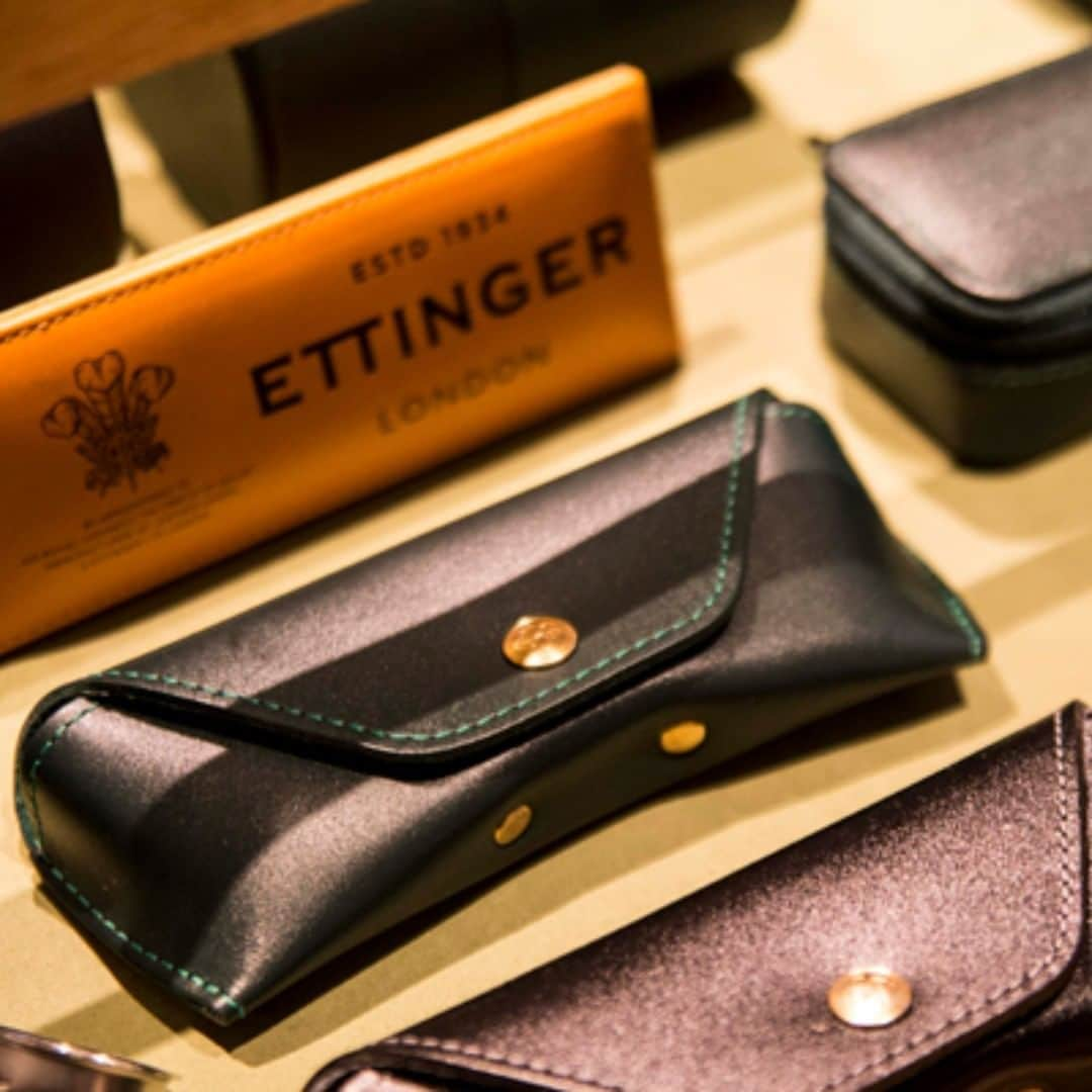 ターンブル&アッサーさんのインスタグラム写真 - (ターンブル&アッサーInstagram)「With @ettingerlondon’s #ChristmasGiftShop evening event around the corner, we spoke to Mr. Robert Ettinger about everything #Christmas. Read the interview using the link in our bio.  #turnbullandasser #turnbull_asser #shirtmaker #mayfair #menswear #fashion #craftsmanship #london #royalwarrant #giftsforhim #heritagebrand #britishheritage」12月3日 22時25分 - turnbull_asser