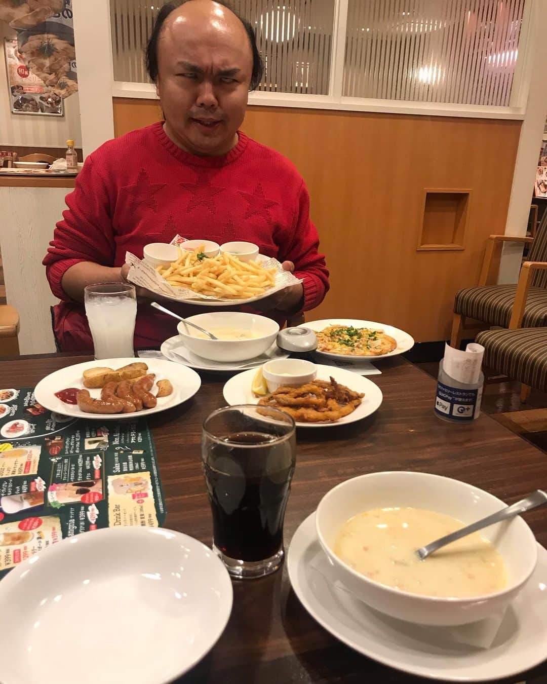 クロちゃんさんのインスタグラム写真 - (クロちゃんInstagram)「なんか、菊地が大阪から戻ってきたから飯くわせろって、なんなのぉー(；ω；) ジャンキーなものばかり頼んでるしん！  見てるだけでお腹いっぱいだしん！  なのでクロちゃん先輩はクラムチャウダーとアイスコーシーだけにしとくしん！！」12月3日 22時39分 - kurochandesuwawa