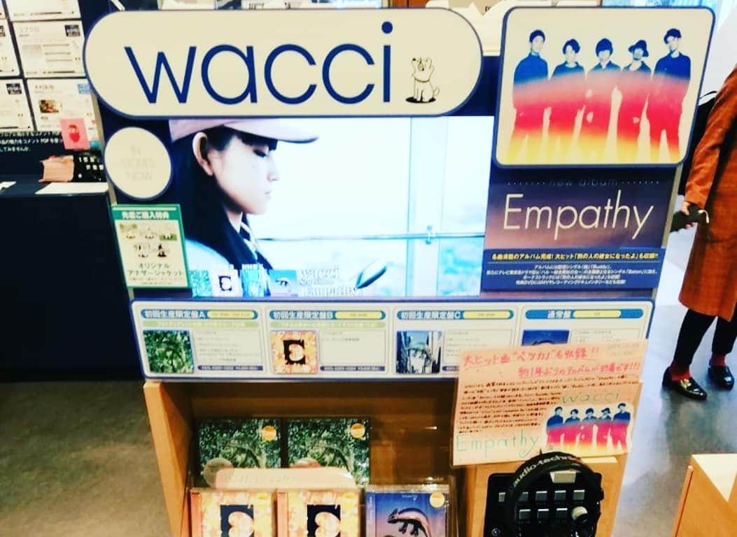 横山祐介さんのインスタグラム写真 - (横山祐介Instagram)「wacciニューアルバム「Empathy」 いよいよ明日リリースです。 TSUTAYA SHIBUYAやタワレコ新宿など、すでにたくさん展開していただいてます。 是非とも聞いていただきたい自信作。 よろしくお願いします！  明日はタワレコ横浜でインストアライブ！！ #wacci #Empathy #別の人の彼女になったよ も入ってます。」12月3日 22時35分 - yan_drums_wacci