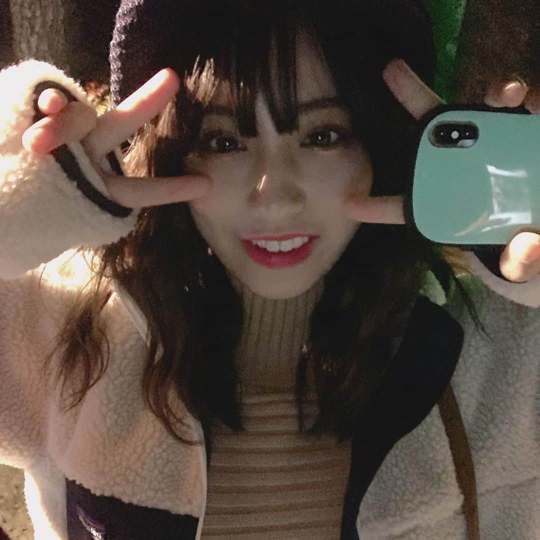 坂本遥奈さんのインスタグラム写真 - (坂本遥奈Instagram)「カメラ向けられたら 基本ダブルピースで対応🥳 携帯いじってても #安定のダブルピース✌️✌️ #外#だから#暗いよ」12月3日 22時39分 - haruna_sakamoto_official