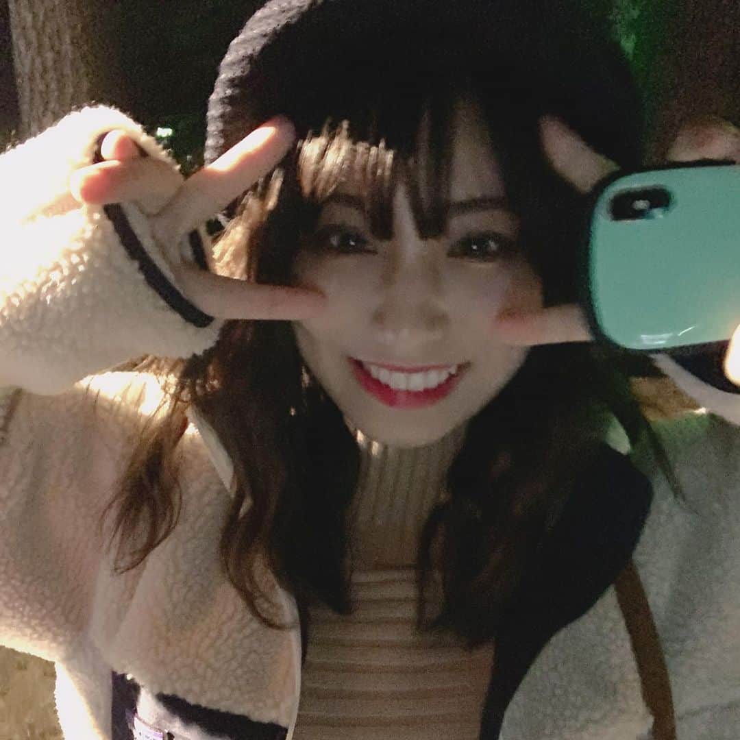 坂本遥奈さんのインスタグラム写真 - (坂本遥奈Instagram)「カメラ向けられたら 基本ダブルピースで対応🥳 携帯いじってても #安定のダブルピース✌️✌️ #外#だから#暗いよ」12月3日 22時39分 - haruna_sakamoto_official