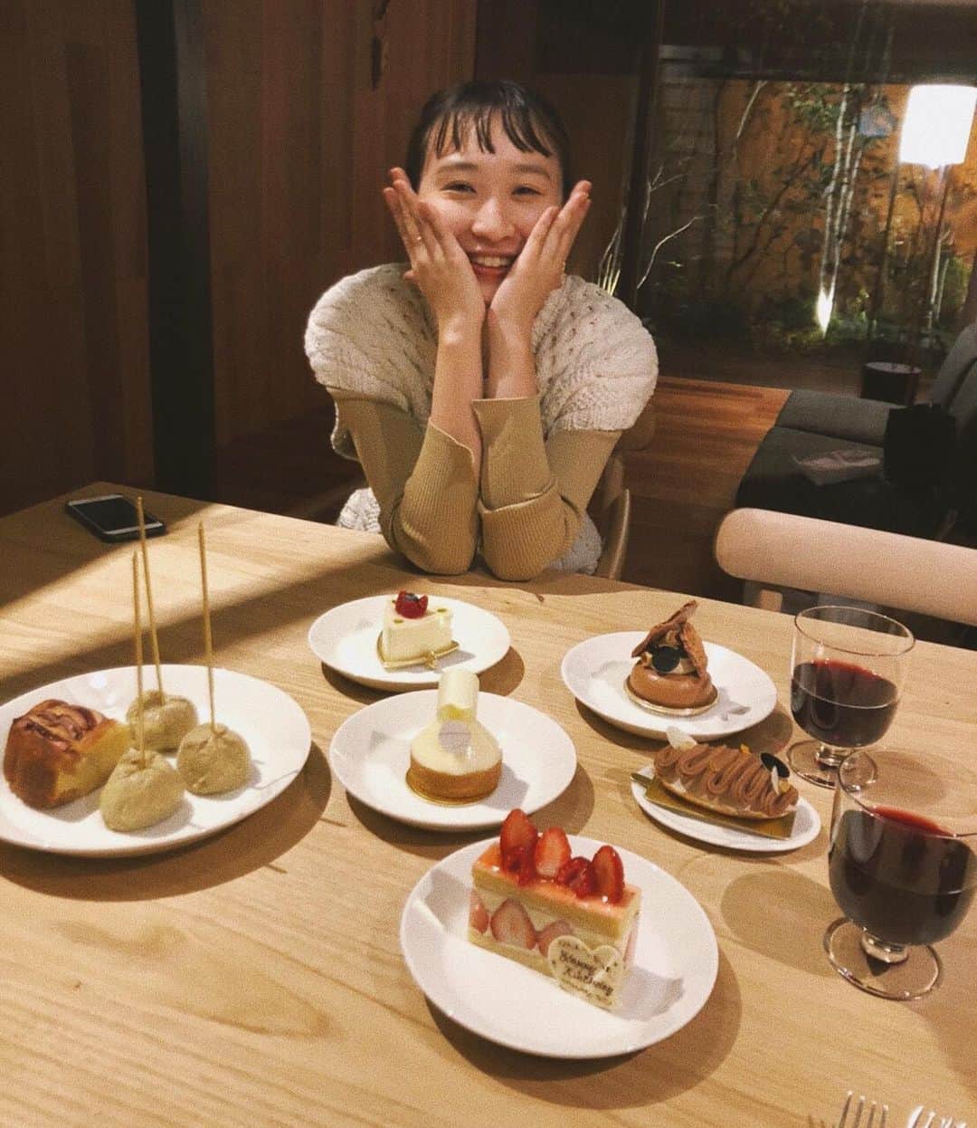 畑田萌のインスタグラム：「ご無沙汰しておりまして、たくさんの人から心配して頂きましたがげんきです！ 京都で誕生日をお祝いしてもらいました。 痛々しいポーズでごめんなさい。 kultaのオープンも重なり、29歳は一瞬。 今まででいちばんの年でした。 30歳の目標は、健康的な食生活をすることです🥬 グルテンと糖分をとりすぎないことを誓います。 写真は反比例。 今後ともよろしくお願いします。」