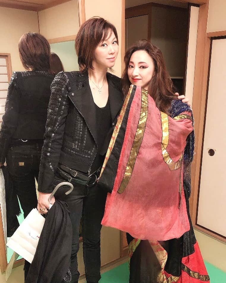 白羽ゆりのインスタグラム：「わたるさん(湖月さん)が観に来て下さいました。嬉しいなぁ😍  楽屋前で待ってる姿が、格好良過ぎ❗️ やっぱり凄い包容力。  23日の東京會舘ディナーショーでも、お世話になります。懐かしい譜面と向き合ってます！そちらも、お待ちしてます✨」