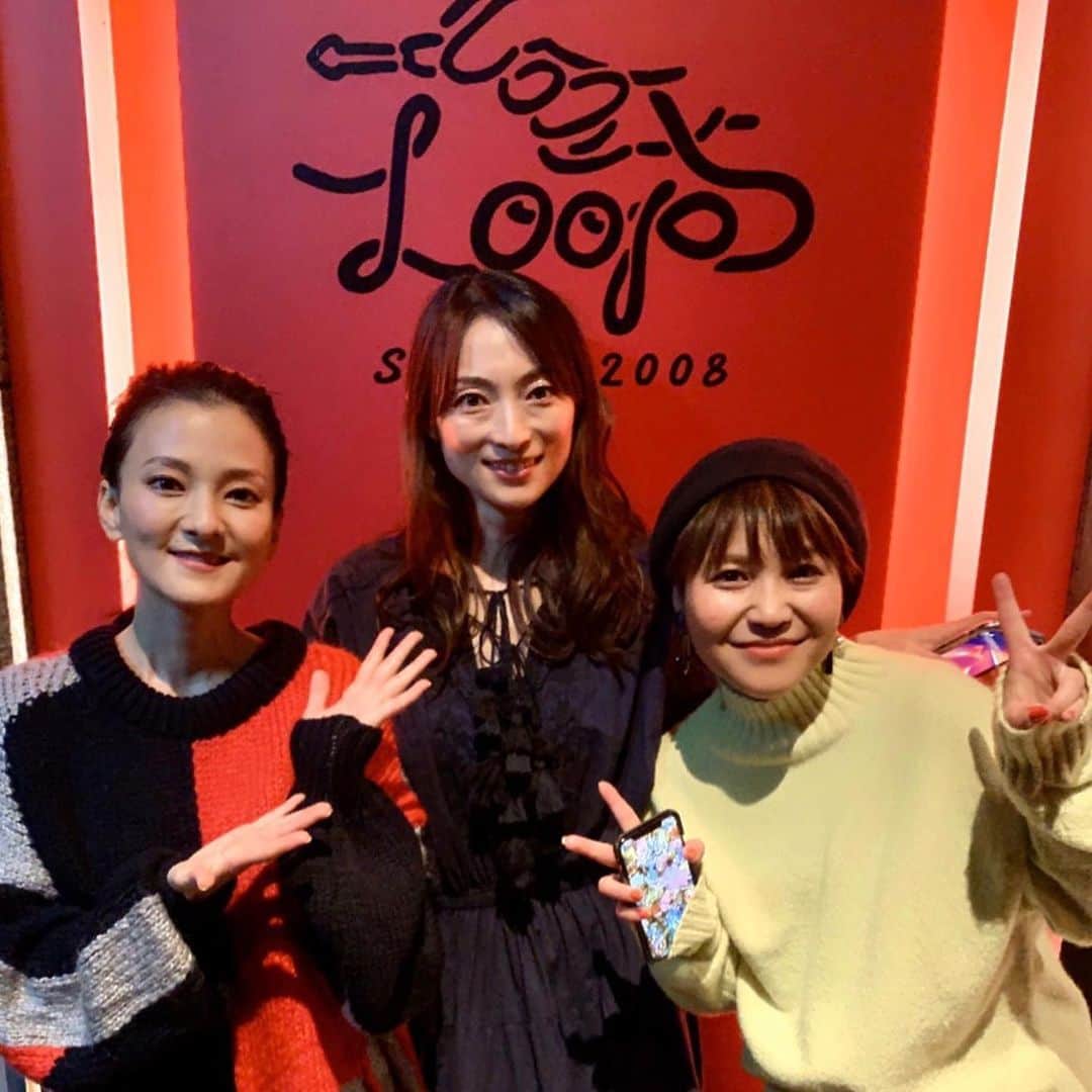 松本英子のインスタグラム：「昨夜の代官山LOOP『唄-UTA-やなわらばー×松本英子』お客様一人一人の笑顔がとても印象に残る、終始穏やかで楽しい空気感でのLiveとなりました☺️ 本当にありがとうございました💓  今回、サポートピアニストとして初共演となりましたAJI 橘哲夫リーダー🎹ピアノ一本&コーラスという無茶振りに全力で応えてくれ、新しいアプローチでそれぞれの楽曲に彩りを加えてくれたリーダーにも心から感謝したいと思います🙏  Openning ActのRyo Yoshinagaさんのグルービーな歌と、やなわらばー2人の空に突き抜け溶けて行くような神がかった歌声に、すっかりうっとりと聴き惚れておりました。 まさに-唄-がしっかりと届くイベントで、お声掛けくださったLOOPさんにも感謝✖️感謝です💕  2019年の歌い納め🎤 【set list】 1.Naturally yours 2.ツミキ 3.おもいで 4.祈り灯 5.サヨナラを待ってて 6.Coming Home 7.Squall 8.今年の冬  アンコールセッション 恋人がサンタクロース🎅  今年も沢山応援いただき本当に本当にありがとうございました🙇‍♀️ #やなわらばー　#ryoyoshinaga  #橘哲夫 #松本英子 #live  #LOOP #代官山loop  #唄　#UTA #歌い納め　#2019 #ありがとう」