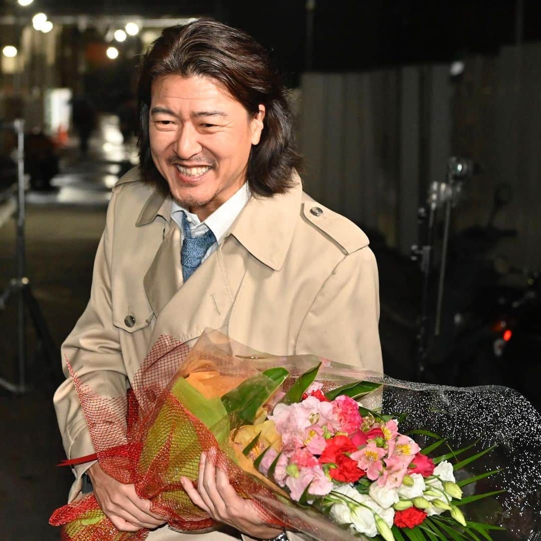 【テレ朝公式】時効警察はじめましたのインスタグラム：「#時効警察はじめました も残すところあと1話…。 クランクアップ時のお写真を公開です。  トレンチコートがお似合いなのは、 刑事課・十文字疾風 役 #豊原功補 さん。  #時効管理課 に疾風のごとく現れては、あっという間に自分のペースに巻き込み、 十文字ワールドを展開して去っていく彼。  ちょっと(？)ズレた視点から発する強烈なギャグ(？)は、本人が至って真面目だからこそ、可笑しさが増しておりました。  時効警察に欠かせない、愛すべきキャラクターを、ありがとうございました✨  #時効警察はじめました #最終回まであと3日」