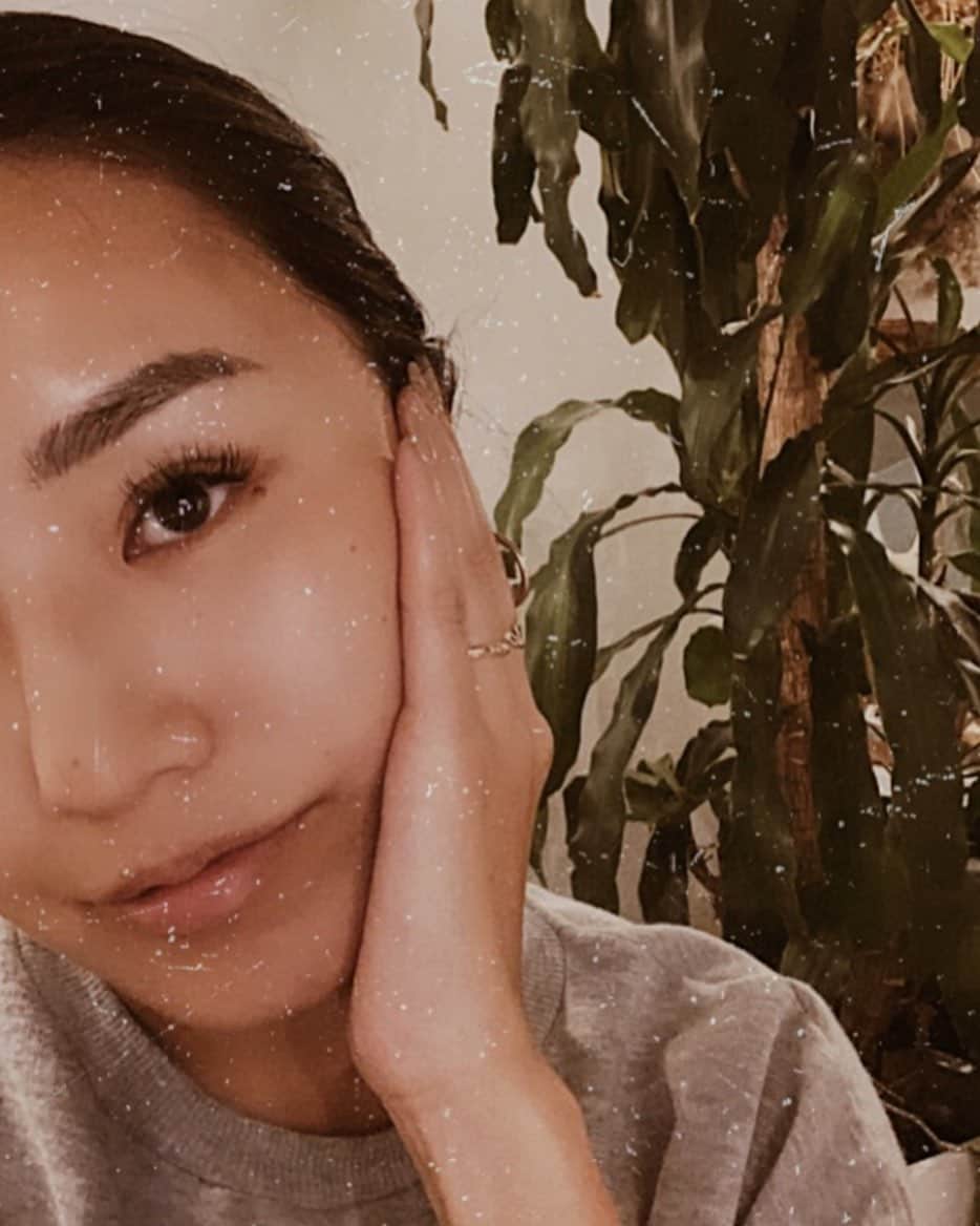 のインスタグラム：「Eyelash extensions  妊娠して体の変化の中の一つで"まつげの量が減った"というのがあって、 最初は妊娠が原因って気付かずに美容液塗ってたんだけど一向に生えてこなくてシュンってなってたけど、 マツエクお願いした時にそういう人が多いって聞いて、なんか安心した☺️ なのでいつもより自まつ毛が少ないので、今回はフレアを多めにつけてもらいました！ @salon__ef__official さん、 いつもありがとうございます♡ . . デザイン たれ目 目頭〜中央 CCカール 目尻 Dカール 太さ 0.06/0.12 長さ 11.12.13mm 本数 35束、25束  フレアボリュームラッシュ×シングルラッシュMIX 担当 ハラグチさん」