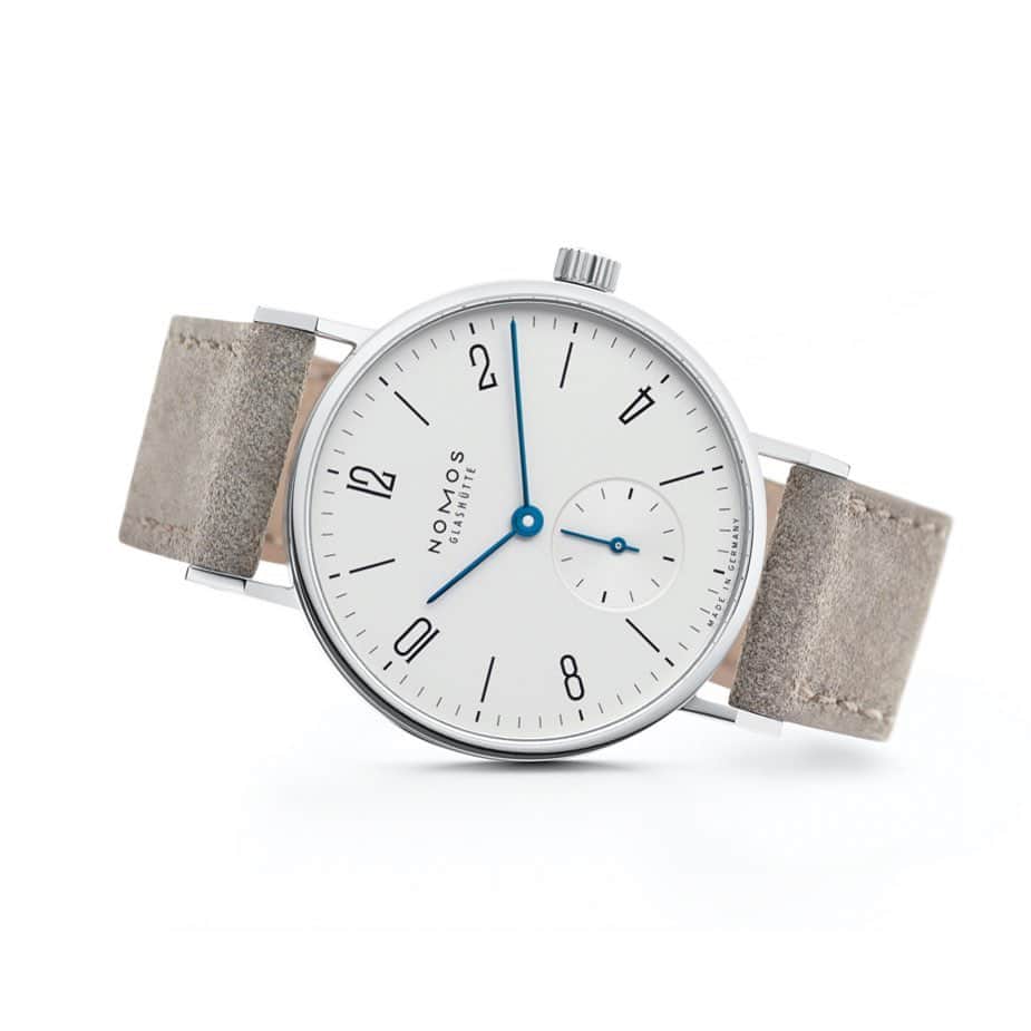 のインスタグラム：「The finest proportions on a 33-millimeter dial: the famous NOMOS classic—and a trendsetting timepiece. Equipped with the highly praised hand-wound caliber Alpha and an elegant velour leather strap, since this watch wears it particularly well.  #tangentetuesday #nomos #nomosglashuette #watch #watchoftheday #watchgeek #madeingermany #wristwatch #wotd #finewatches #christmasgift #nomosalpha」