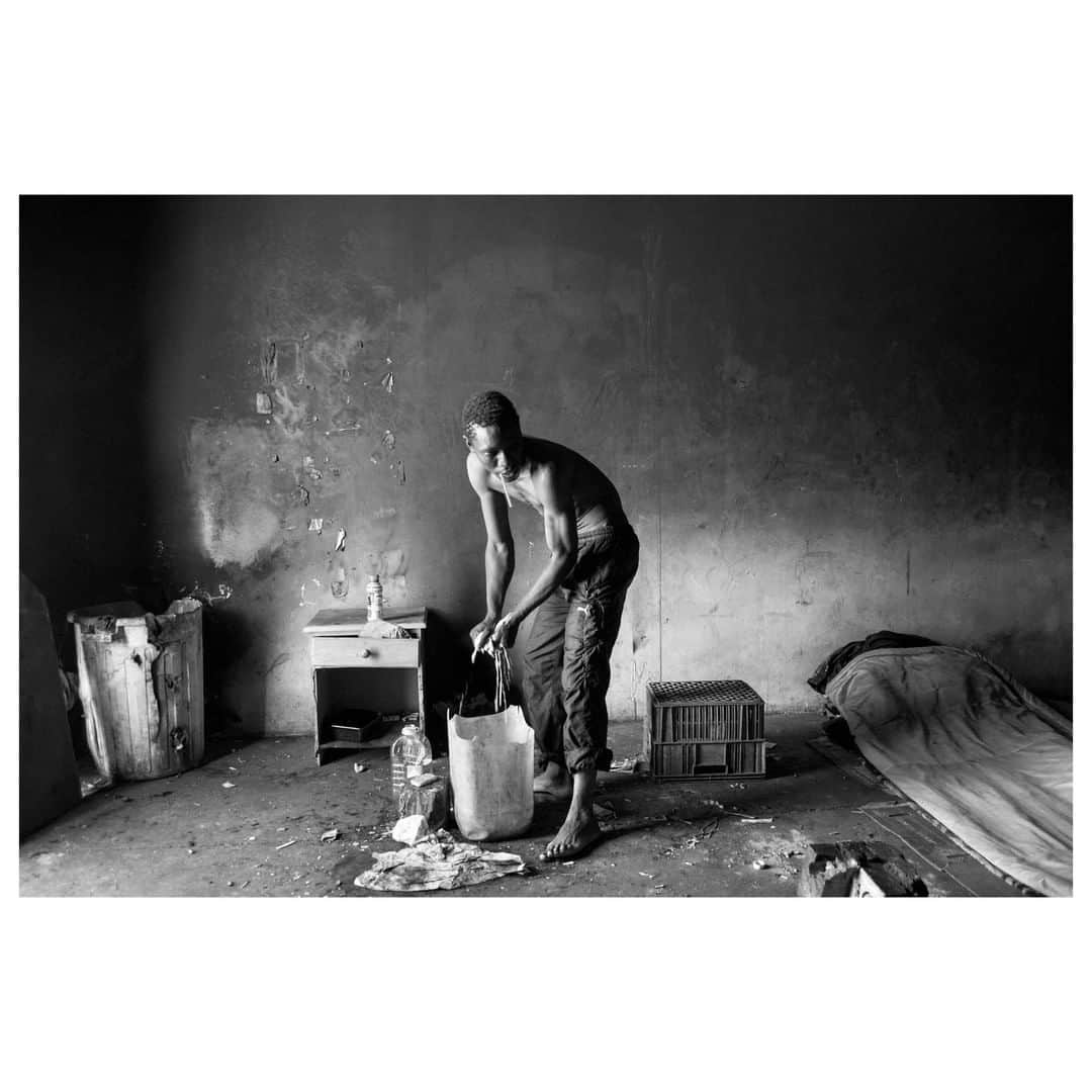 Magnum Photosさんのインスタグラム写真 - (Magnum PhotosInstagram)「2018 Magnum nominee @lindokuhle.sobekwa was born in Katlehong, Johannesburg in 1995. Sobekwa came to photography in 2012 through his participation in the Of Soul and Joy Project, an educational program run in Thokoza township. The townships of his youth informed his earliest photographic work, a project on childhood peers and friends who had fallen into a cycle of drug abuse, specifically using the heroin-based nyaope which has become a widespread public health scourge in South Africa. After working with Magnum photographers Bieke Depoorter and Mikhael Subotsky, Sobekwa’s work on the drug was published in South Africa, and internationally in 2014. His ongoing works, as well as revisiting those early themes, also deal with his own life – for example his relationship with his sister, Ziyanda, who died after becoming estranged from her family. . You can follow @lindokuhle.sobekwa on Instagram to see more of his work. . PHOTO: Bathing in Katlehong after a long day. Nyaope is South Africa's "poor man's heroin". It is highly addictive and can contain anything from detergent, rat poison or crushed anti-retroviral medications. The drug has gained popularity among young black South Africans in the townships. Katlehong. Johanneburg. South Africa. 2015. . © @lindokuhle.sobekwa/#MagnumPhotos」12月3日 23時01分 - magnumphotos