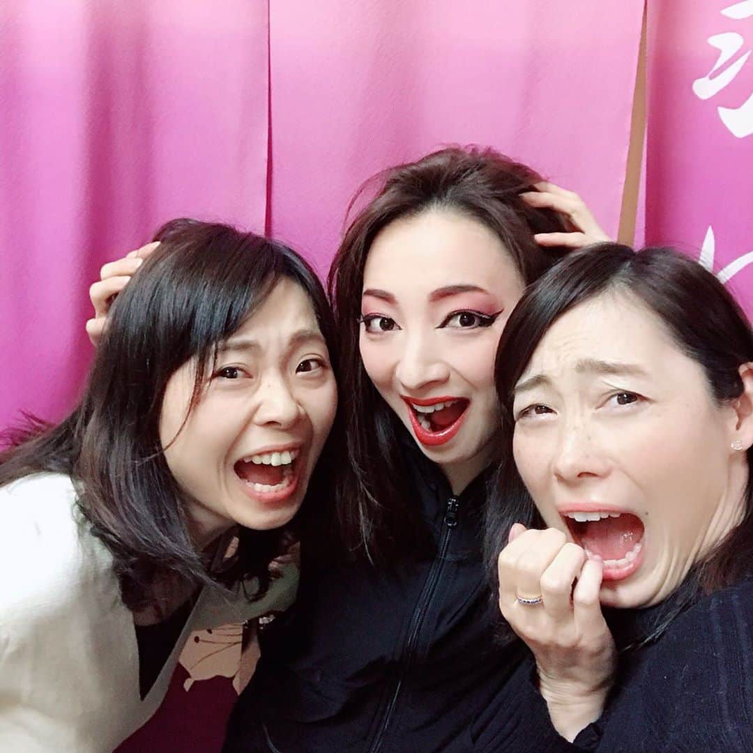 白羽ゆりのインスタグラム：「佐藤康恵さん、貴代インストラクターが観に来てくれました。  玉梓にビビるポーズ…みたいです🤣  いつもありがとう❣️❣️」