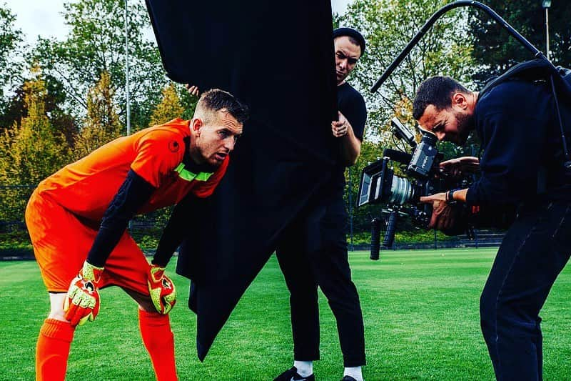 ルーカス・フラデツキーのインスタグラム：「...and then get backup. Aim high! You gotta keep movin forward!  #uhlsquad aim high. be part of the best. 🔜 stay tuned 🧤🎥🤩 @uhlsportgoalkeeper @uhlsport.de」