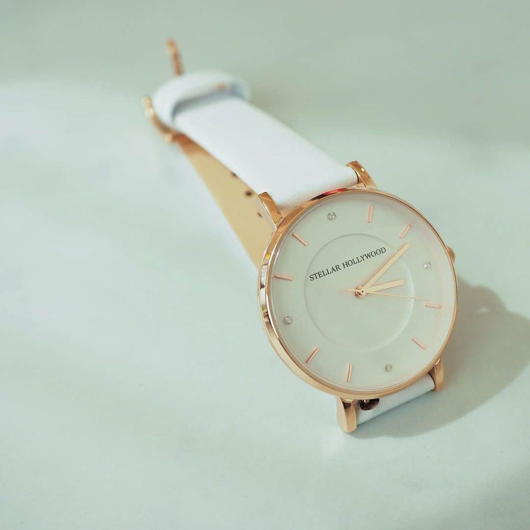 星玲奈さんのインスタグラム写真 - (星玲奈Instagram)「季節問わず、オンにもオフにも ホワイトベルトの時計が昔から大好き😊  これまで集めてきている時計で ベルトの付け替えができるものは 大体どれもホワイトベルトを揃えています💓 こちらは、　@stellarhollywood の新作時計✨大振りの丸いフェイスに、4つのダイヤモンドがとても上品☺️ そして、、嬉しいのが チタンベルトが付属していて 気分で変えられるんです😍 これだけでもかなり印象が変わってお得感たっぷり💓 先程サイトを見たら 時計を購入すると、先着順でK10のダイヤモンドブレスレットがプレゼントになると記載がありました😍華奢なブレスレットを 時計と重ね付けするのもいいですね💓 #stellarhollywood #ステハリ#ステラハリウッド#時計#腕時計」12月3日 23時02分 - reinahoshi1015
