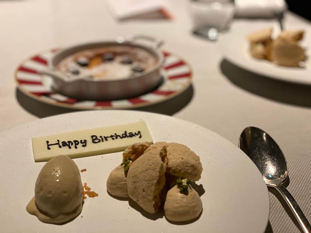 岩崎裕美さんのインスタグラム写真 - (岩崎裕美Instagram)「. 📍#ロテルド比叡 / #京都 . 早めのお誕生日祝いしてくれた。 . 早過ぎて私のじゃないと思ったら、私だった。w . 食べる事が好きだから一皿ずつ美味しくて美しいお料理をゆっくりと楽しめる時間がこの上ない幸せ。 と言っても過言ではない🥺 . 最近 #グランメゾン東京 観て フレンチ欲高まり過ぎてた人ここにいます← だからタイミングが最高過ぎた😂 . すごく感謝しております。ありがとう。 ＿＿＿＿＿＿＿＿＿＿＿＿＿＿＿＿＿＿＿＿＿＿＿＿＿ #trip #travel #shiga #kyoto #japan #hotel #birthday #dinner #french #hieizan #旅 #旅行 #比叡山 #延暦寺 #京都 #滋賀 #星野リゾート #誕生日 #フレンチ #ディナー」12月3日 23時03分 - hiromi_iwasaki